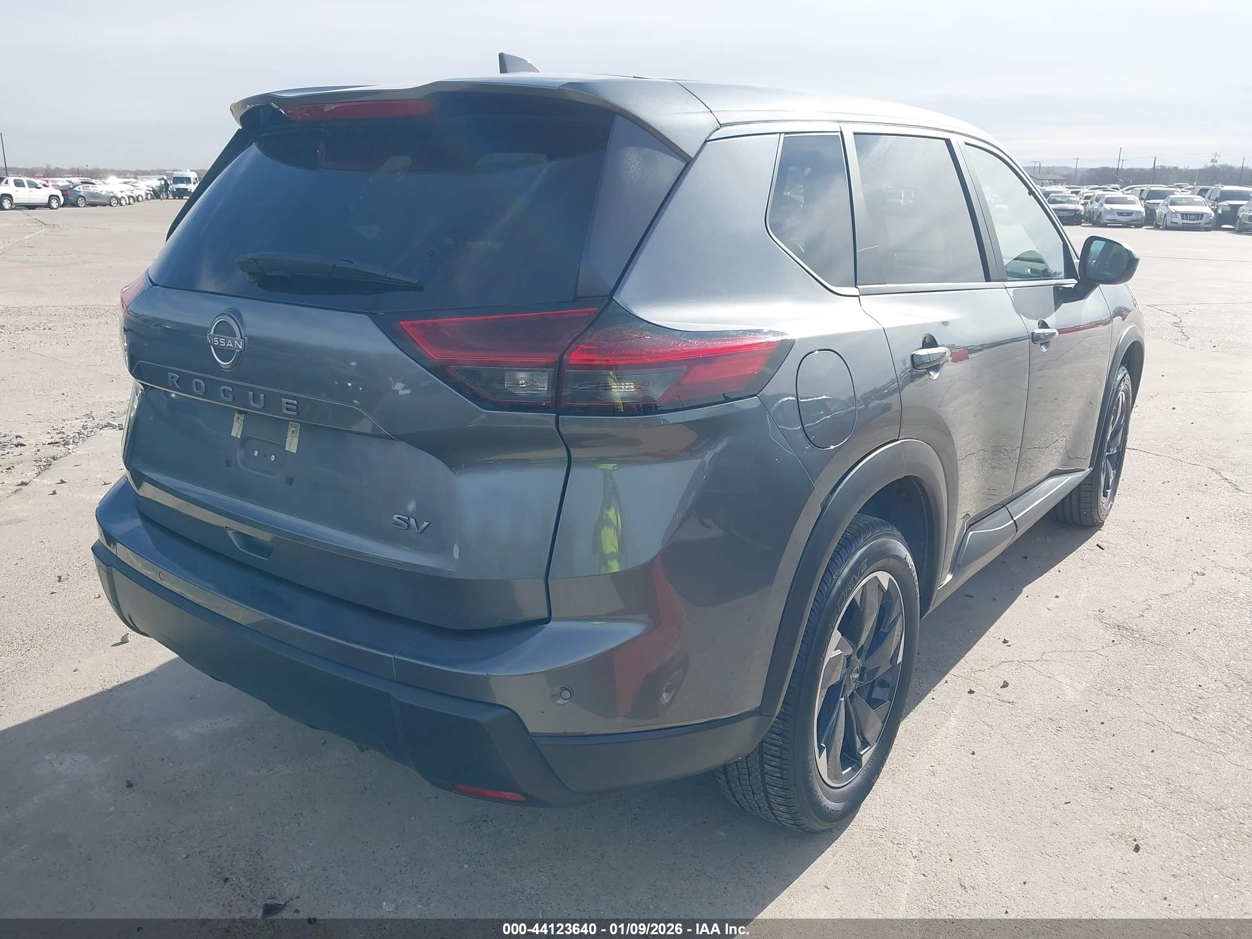 NISSAN ROGUE image 4