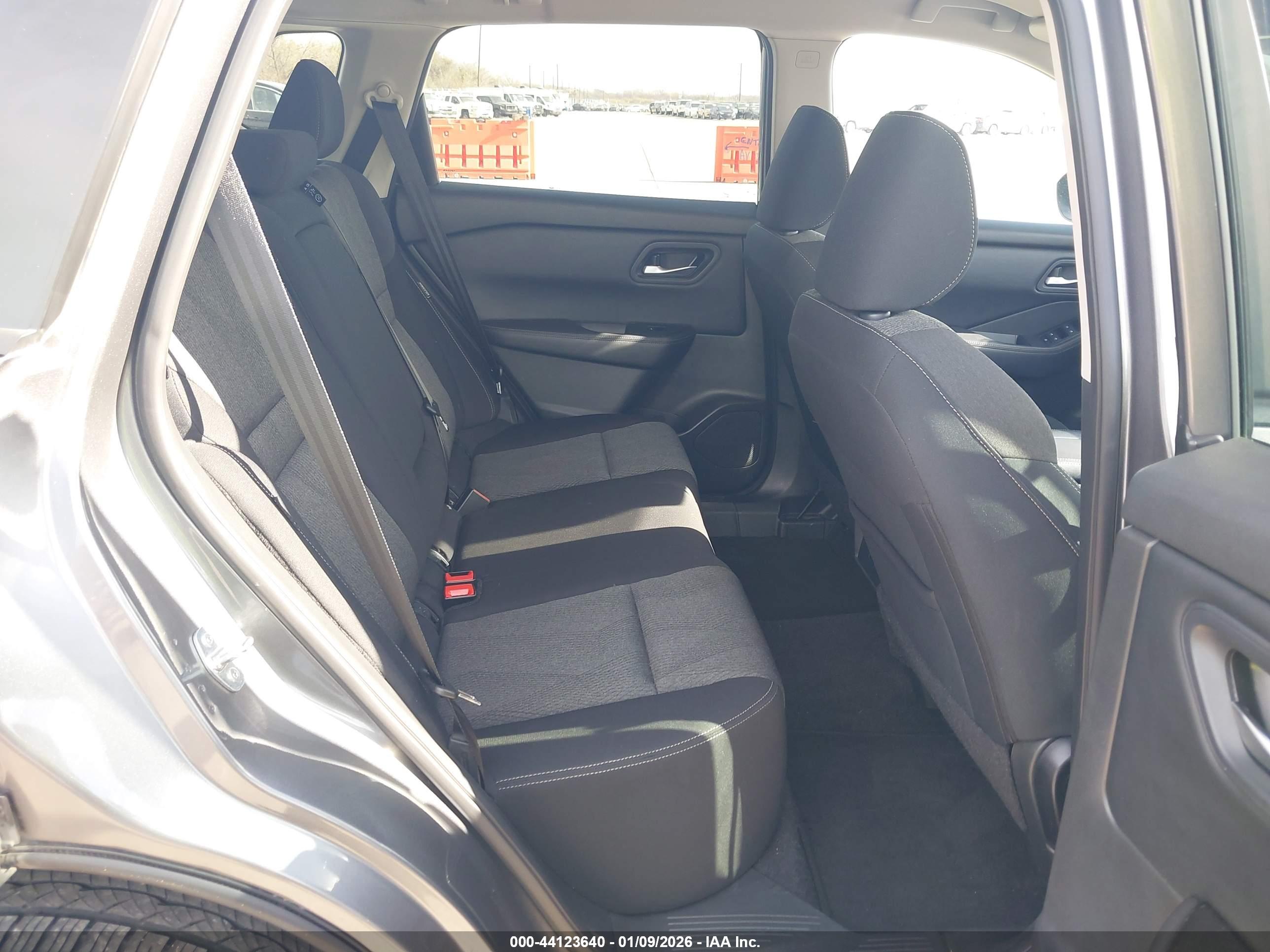 NISSAN ROGUE image 8