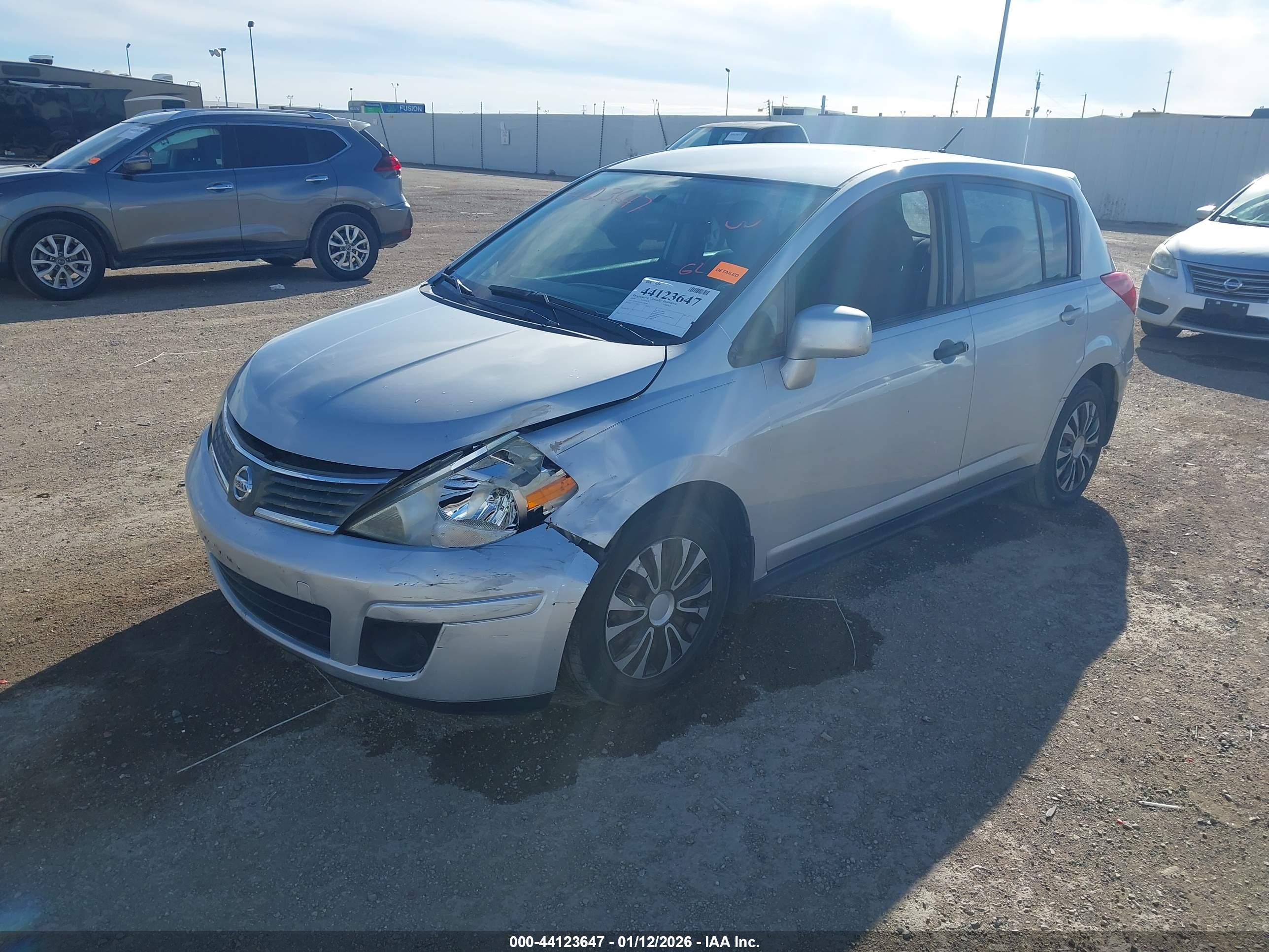 NISSAN VERSA image 2