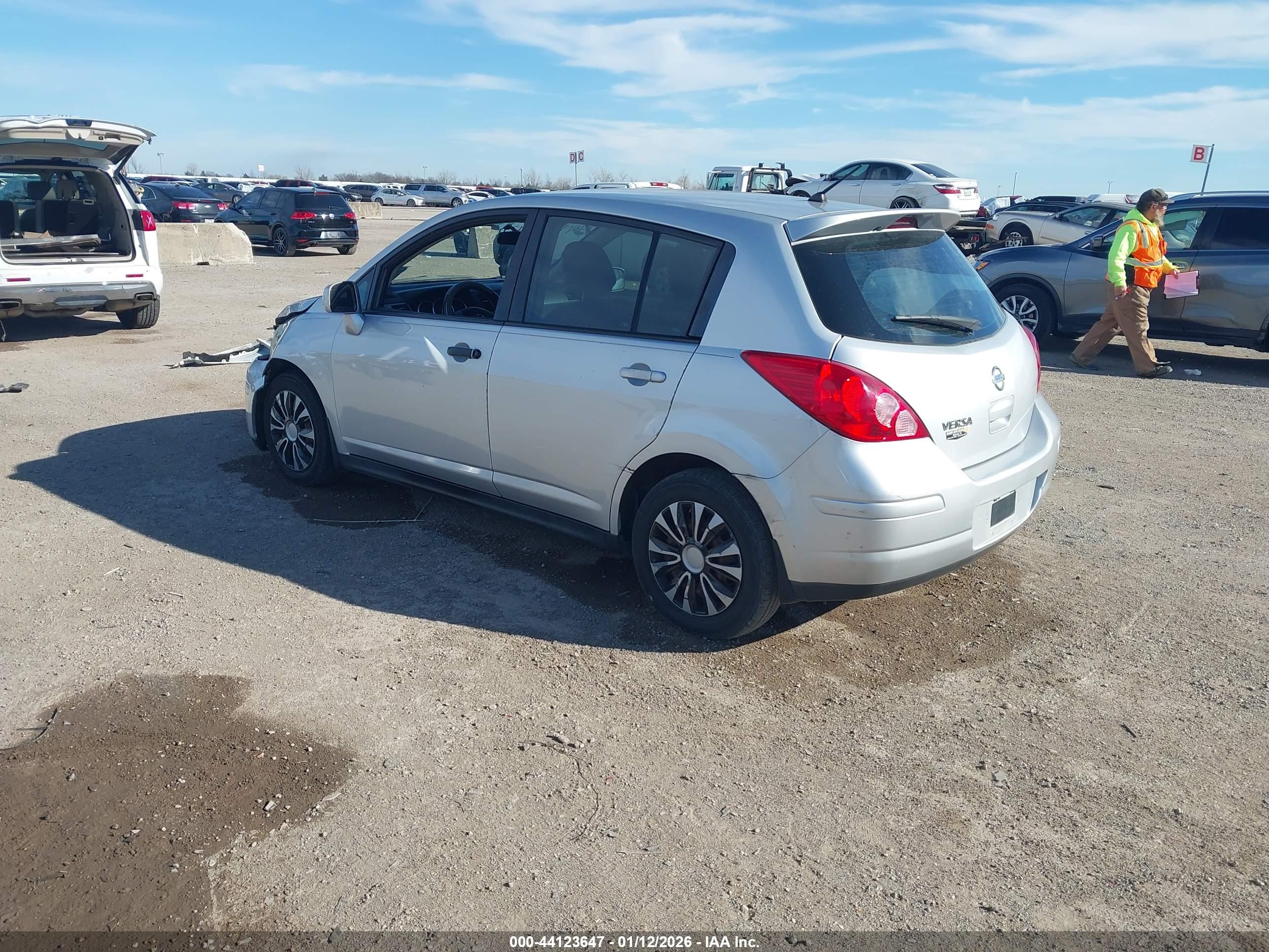 NISSAN VERSA image 3