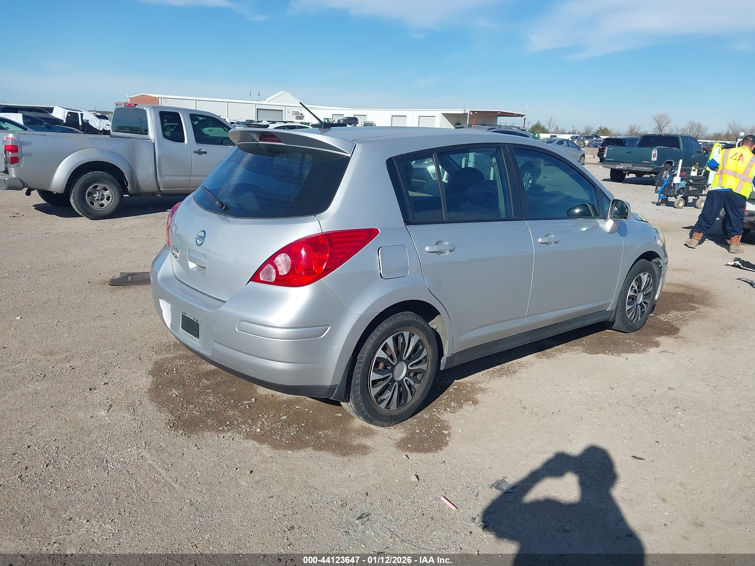NISSAN VERSA image 4