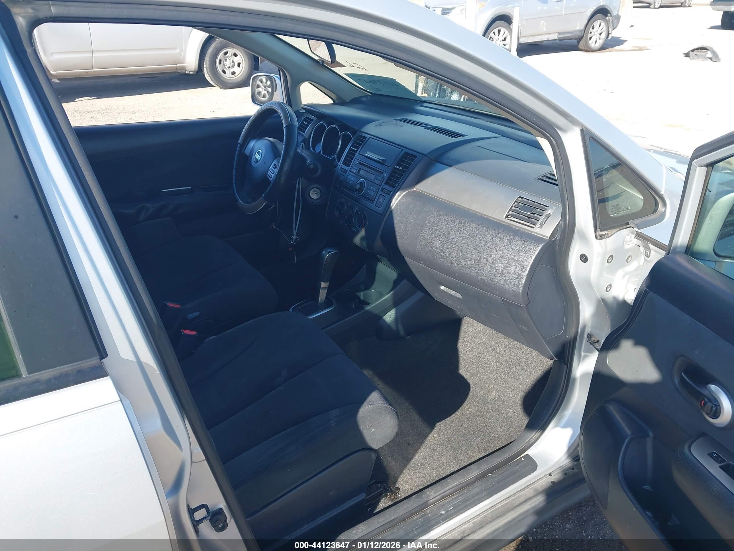 NISSAN VERSA image 5