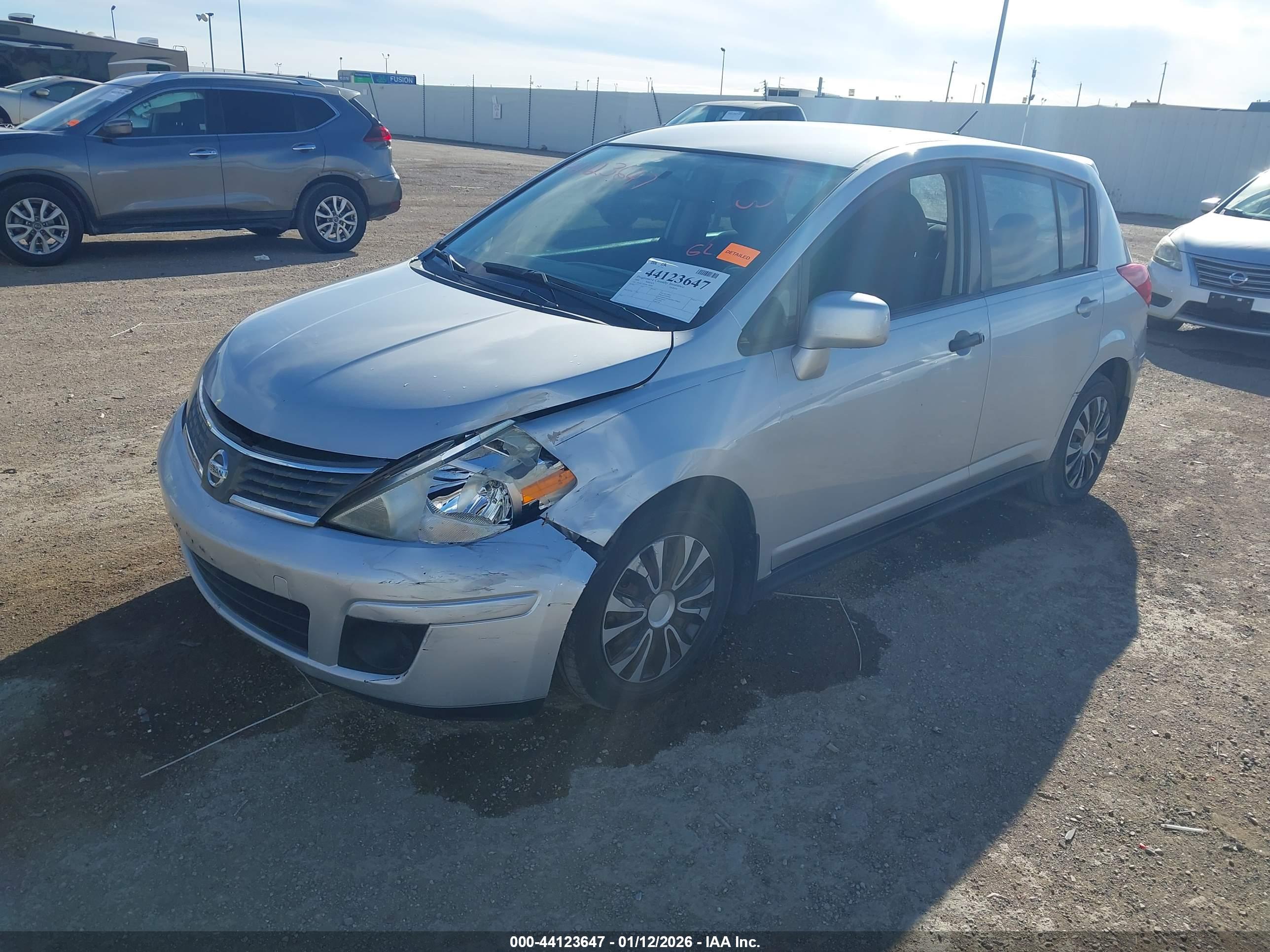 NISSAN VERSA image 6