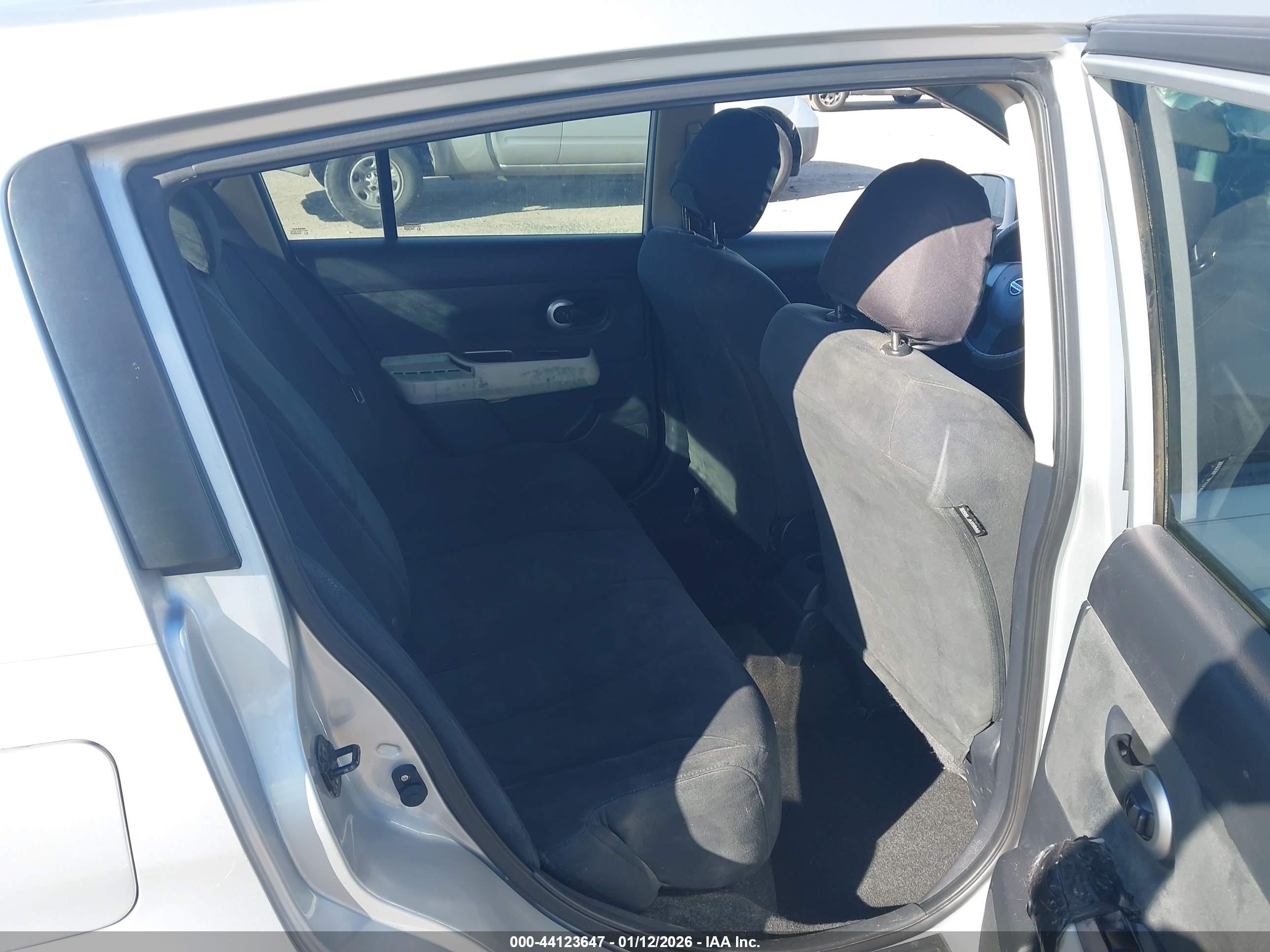 NISSAN VERSA image 8