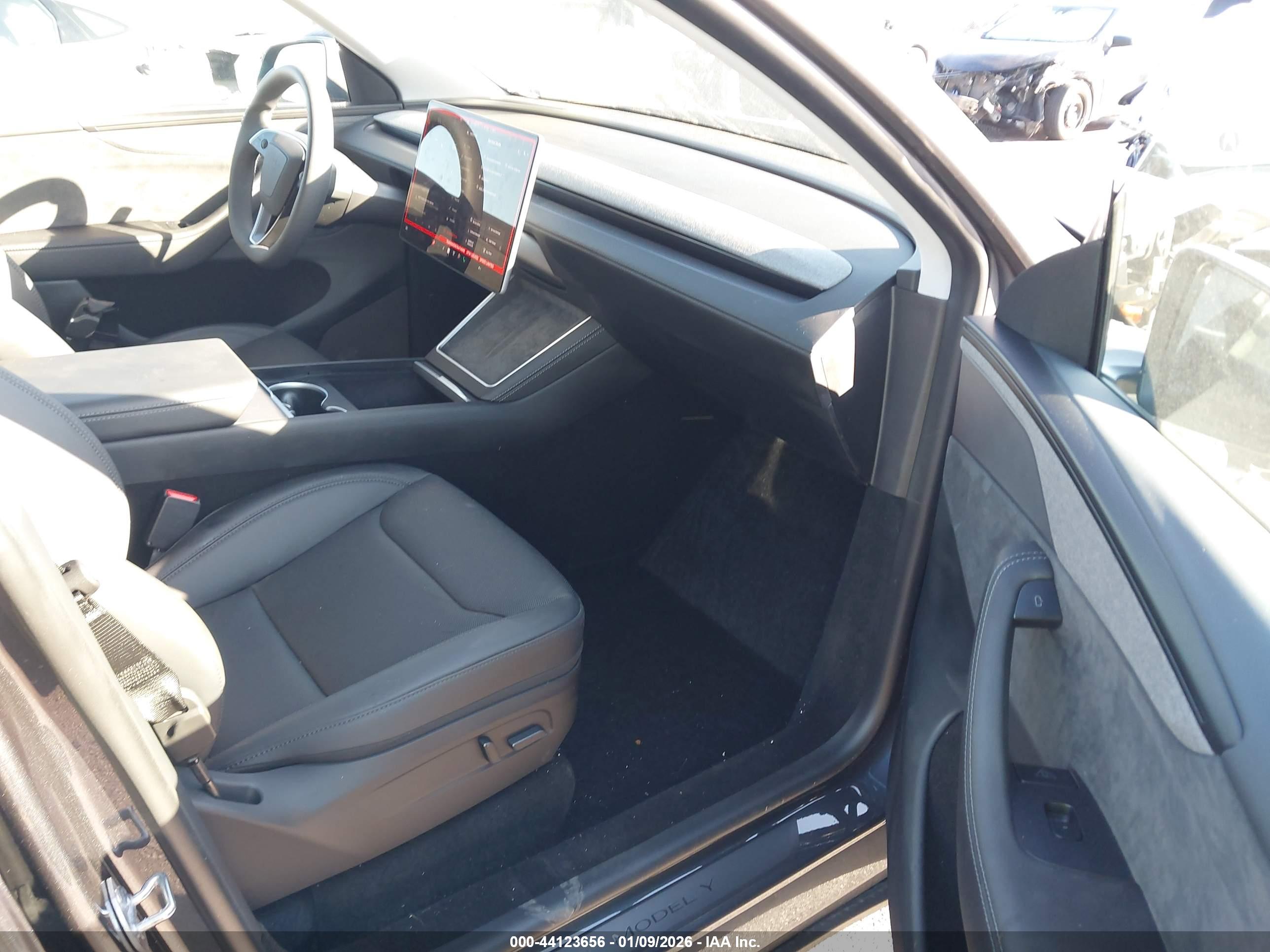 TESLA MODEL image 5