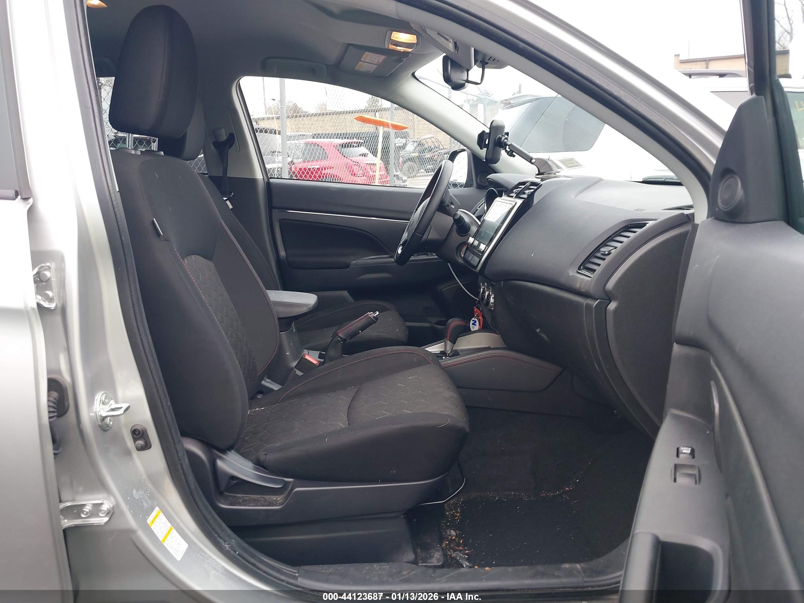 MITSUBISHI OUTLANDER image 5