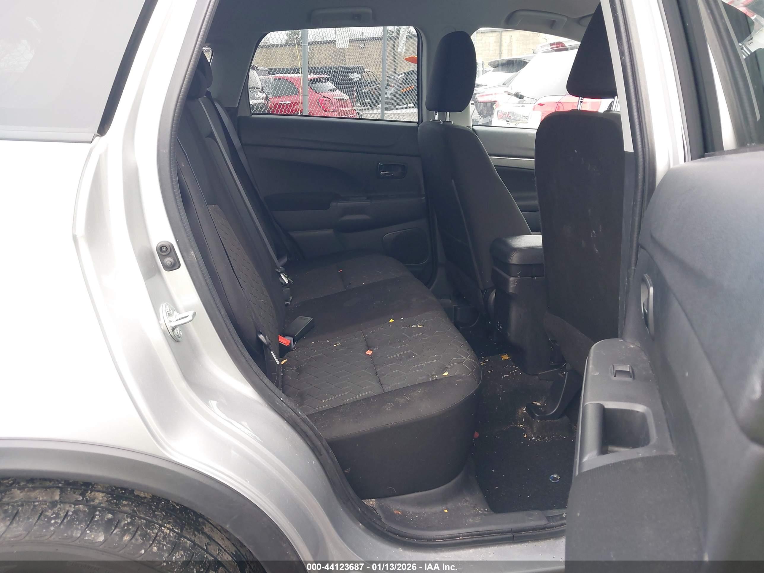 MITSUBISHI OUTLANDER image 8