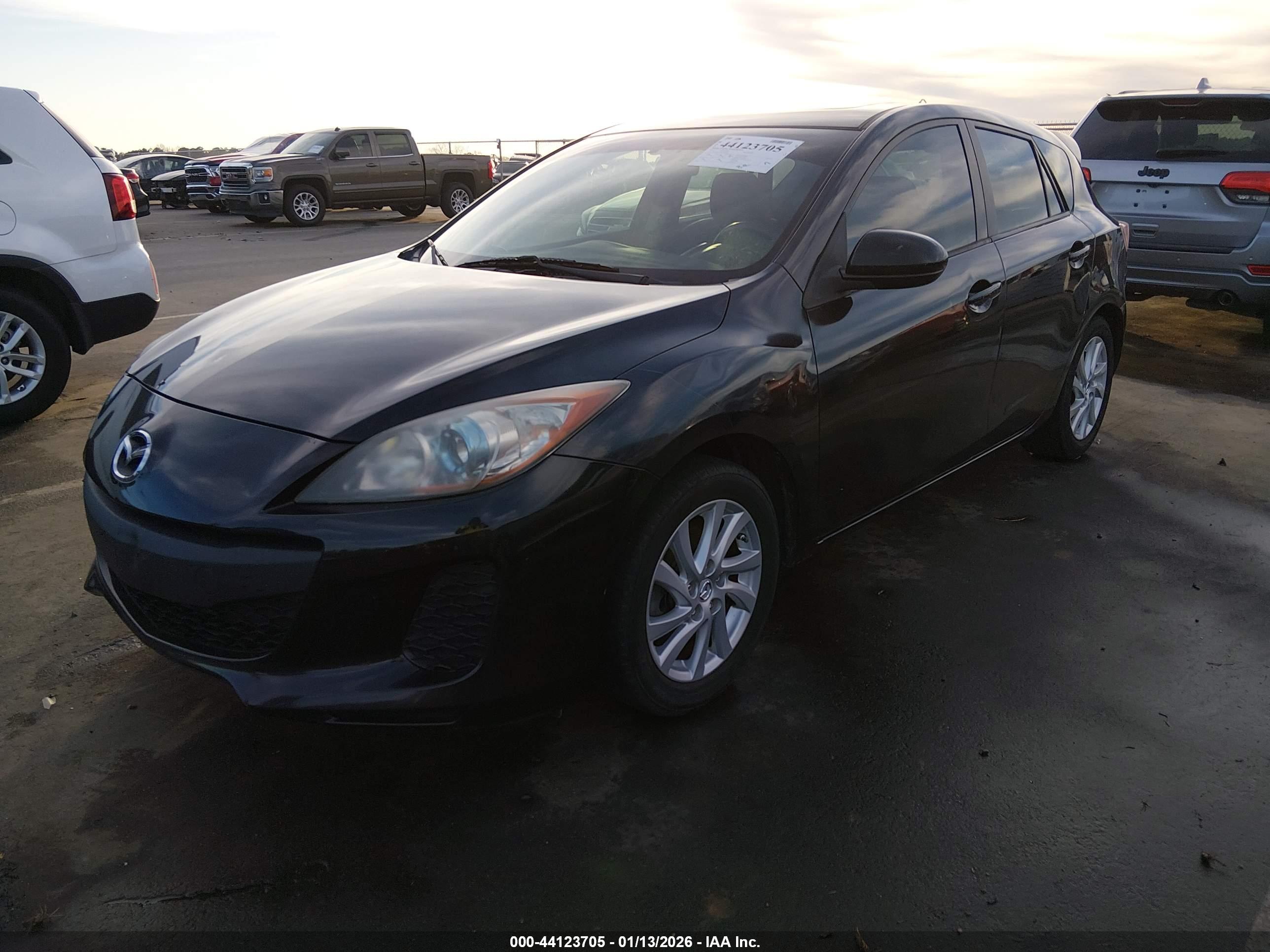 MAZDA MAZDA3 image 2