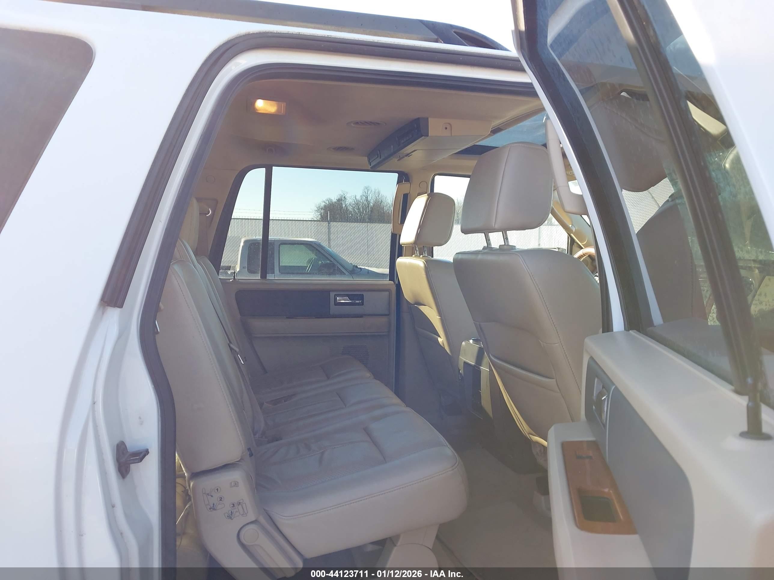 FORD EXPEDITION image 8