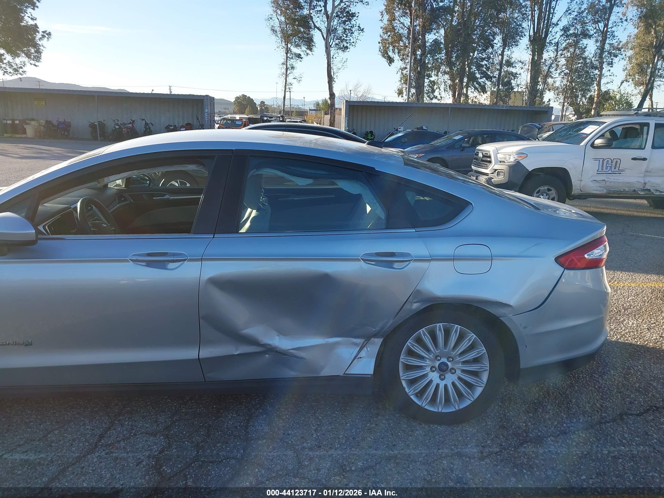 FORD FUSION image 6