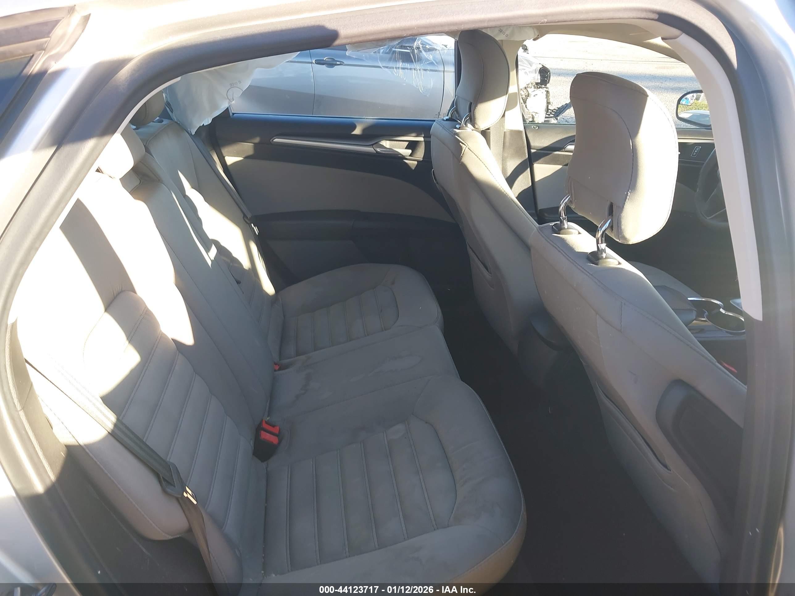 FORD FUSION image 8