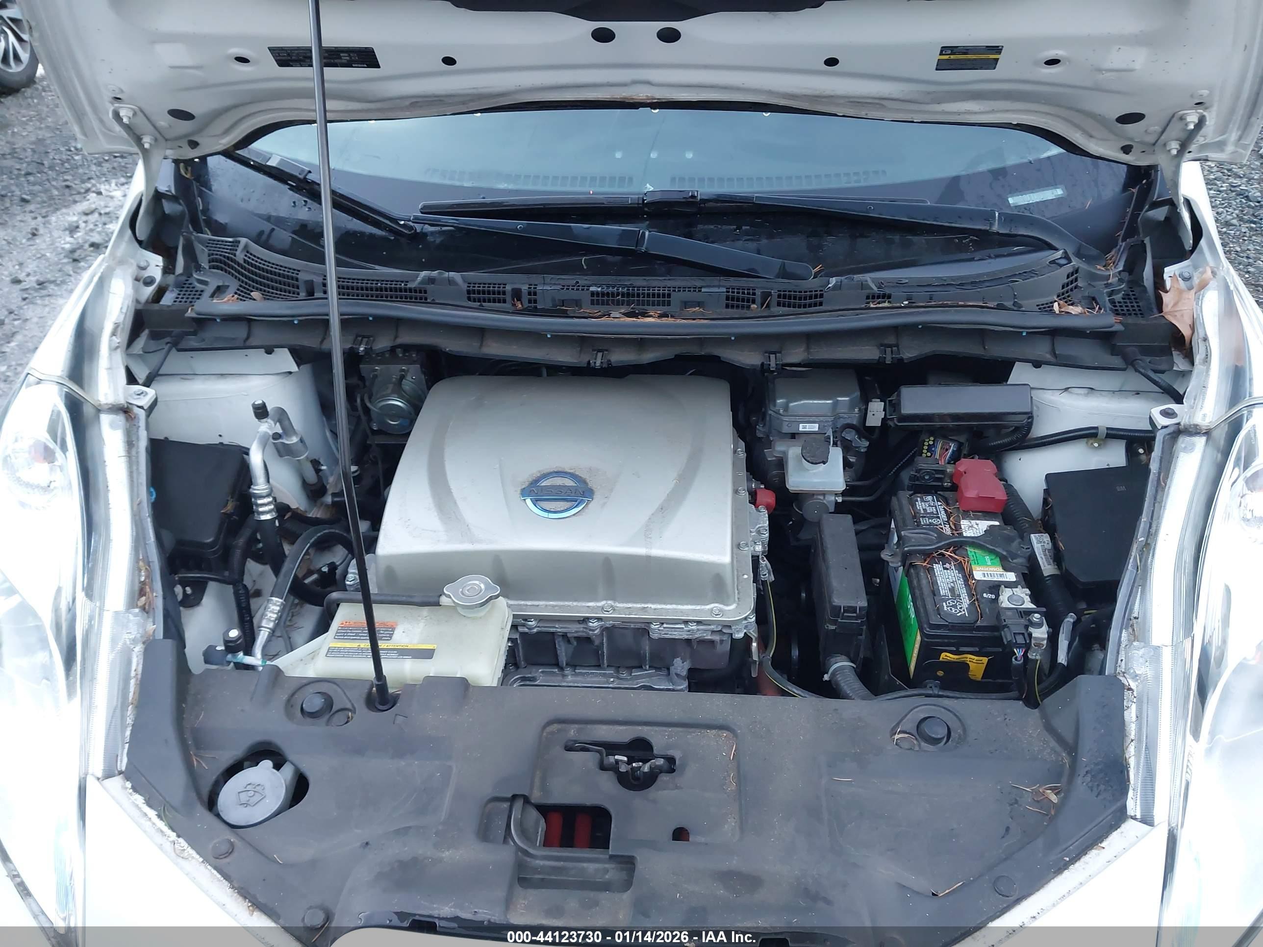 NISSAN LEAF image 10