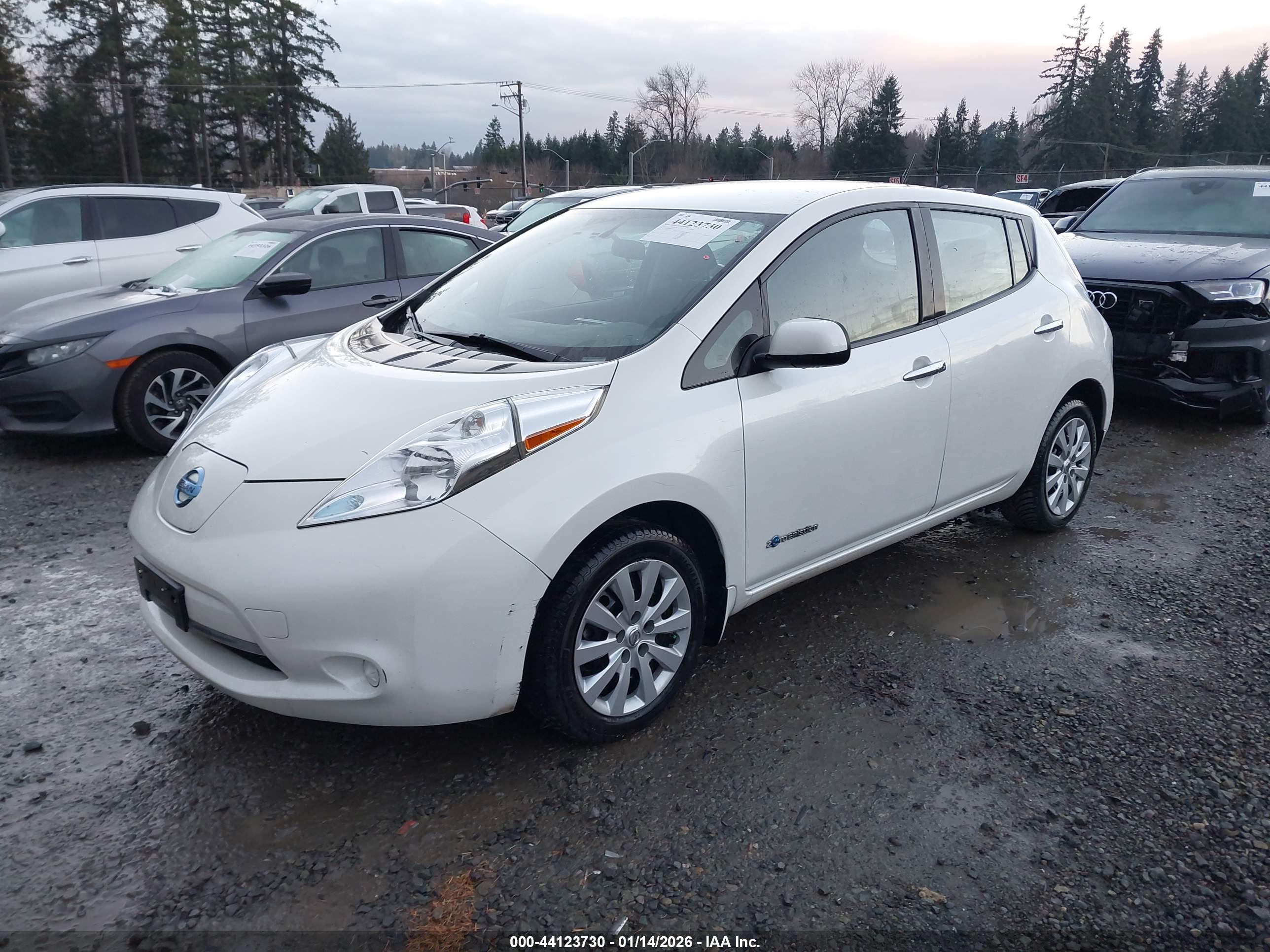 NISSAN LEAF image 2