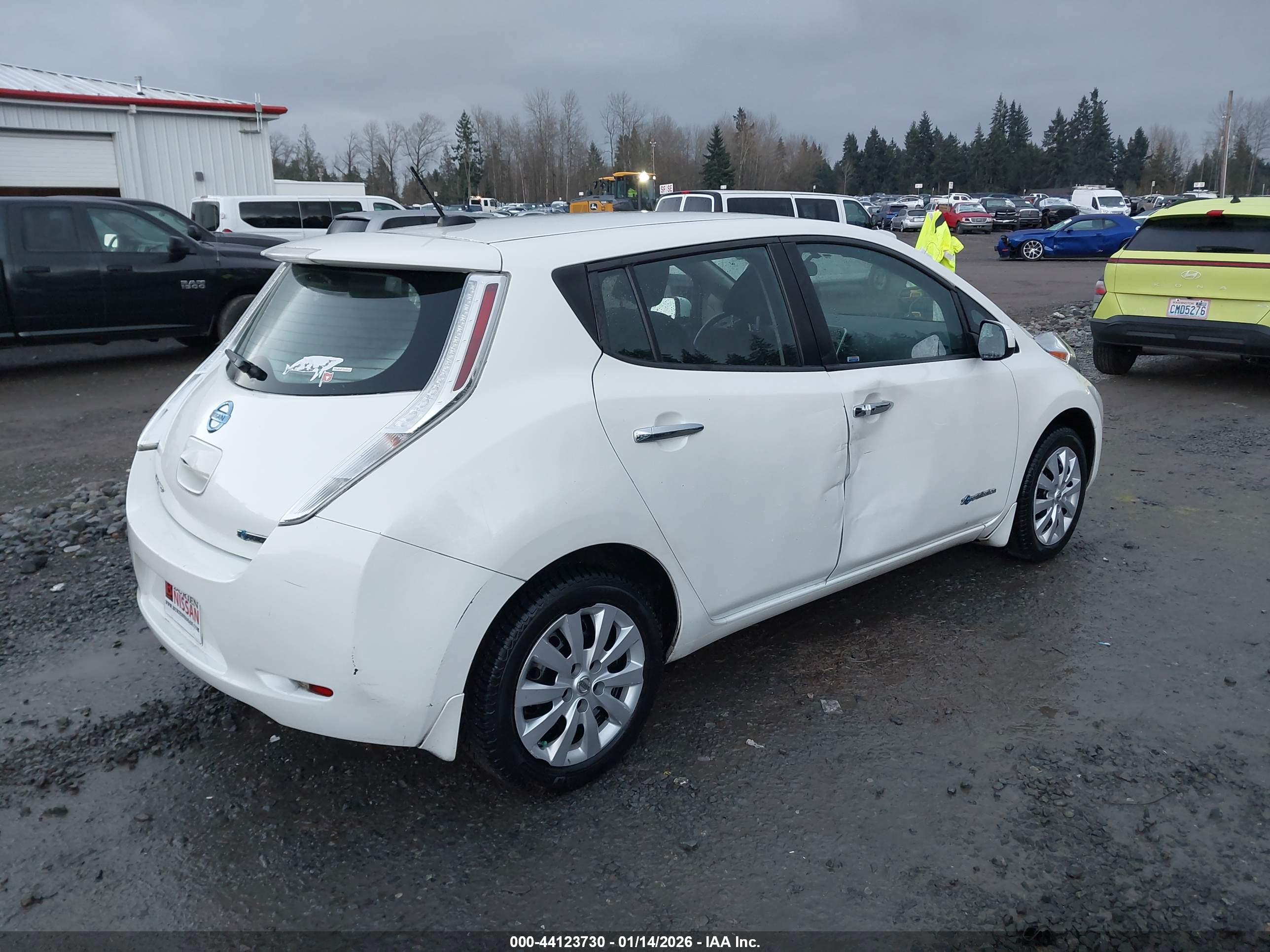 NISSAN LEAF image 4