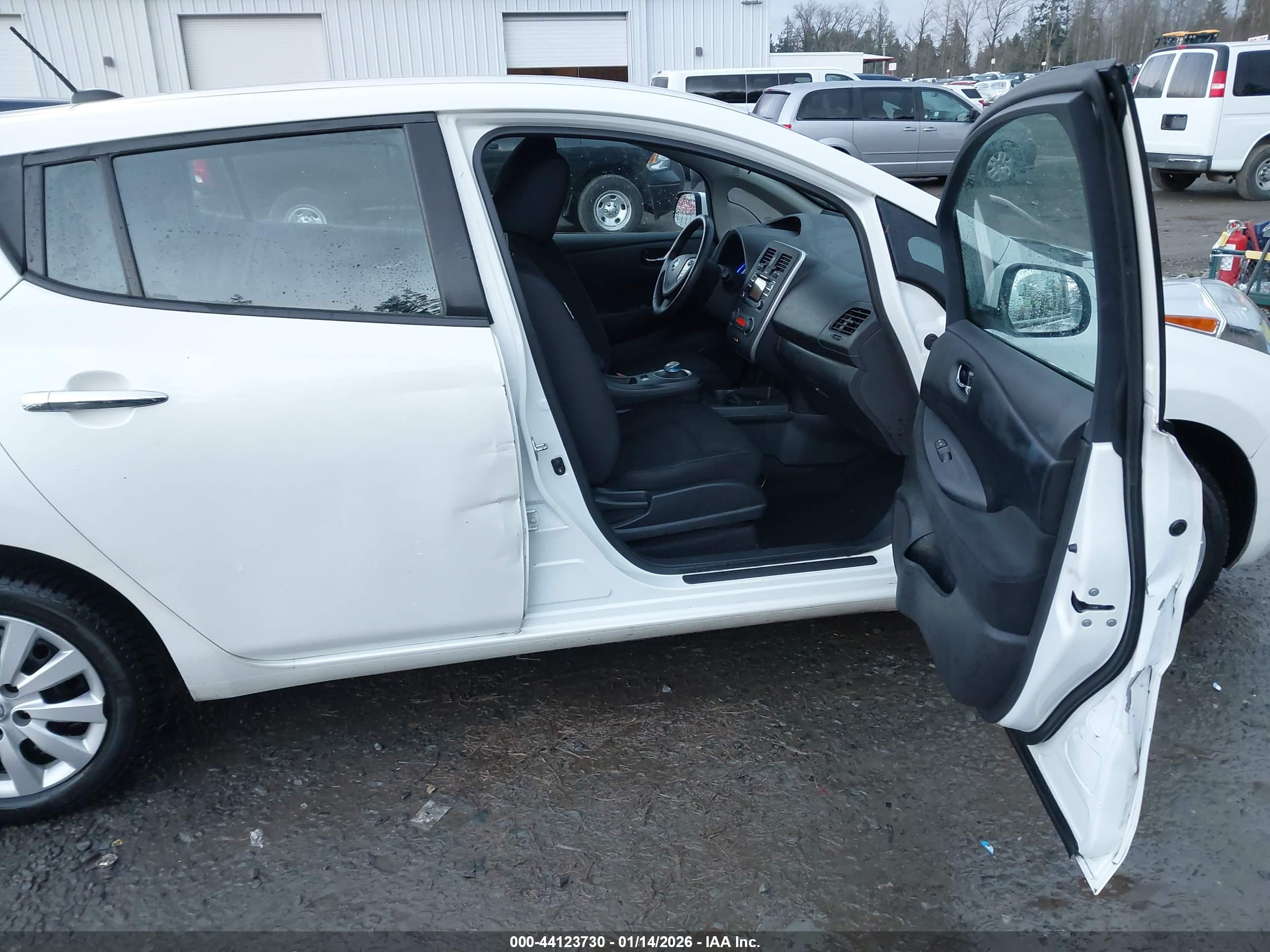 NISSAN LEAF image 5