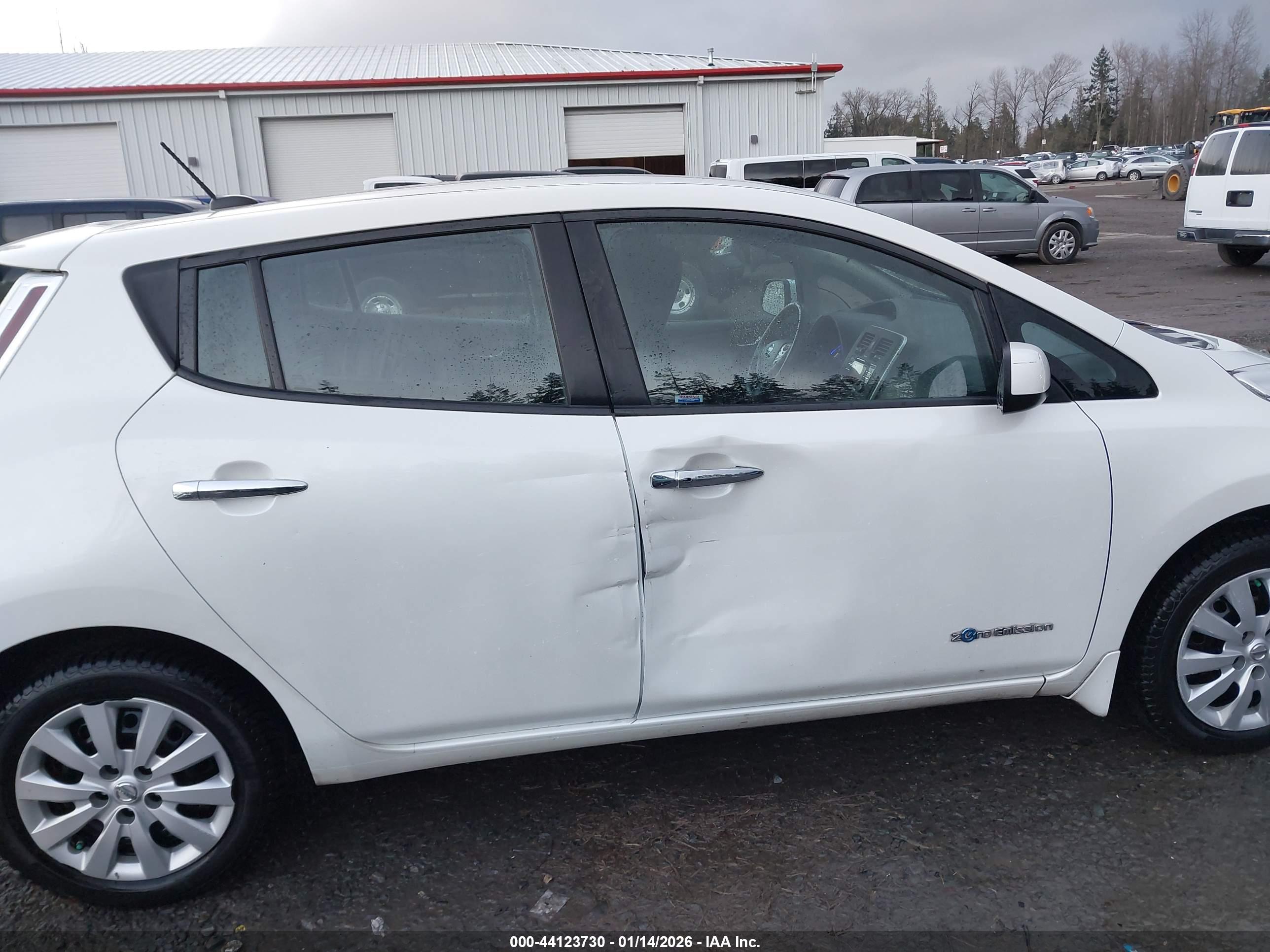 NISSAN LEAF image 6