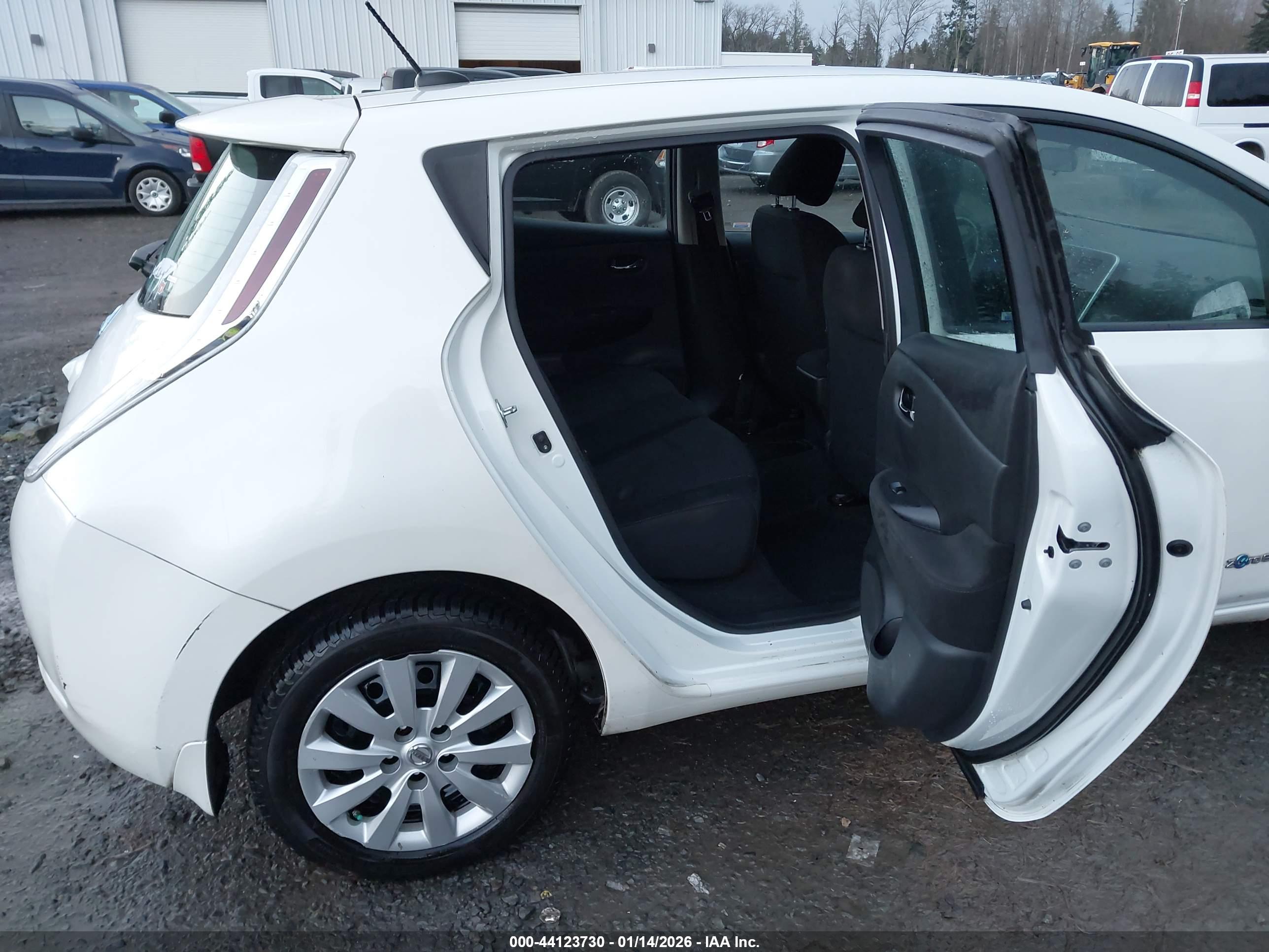NISSAN LEAF image 8