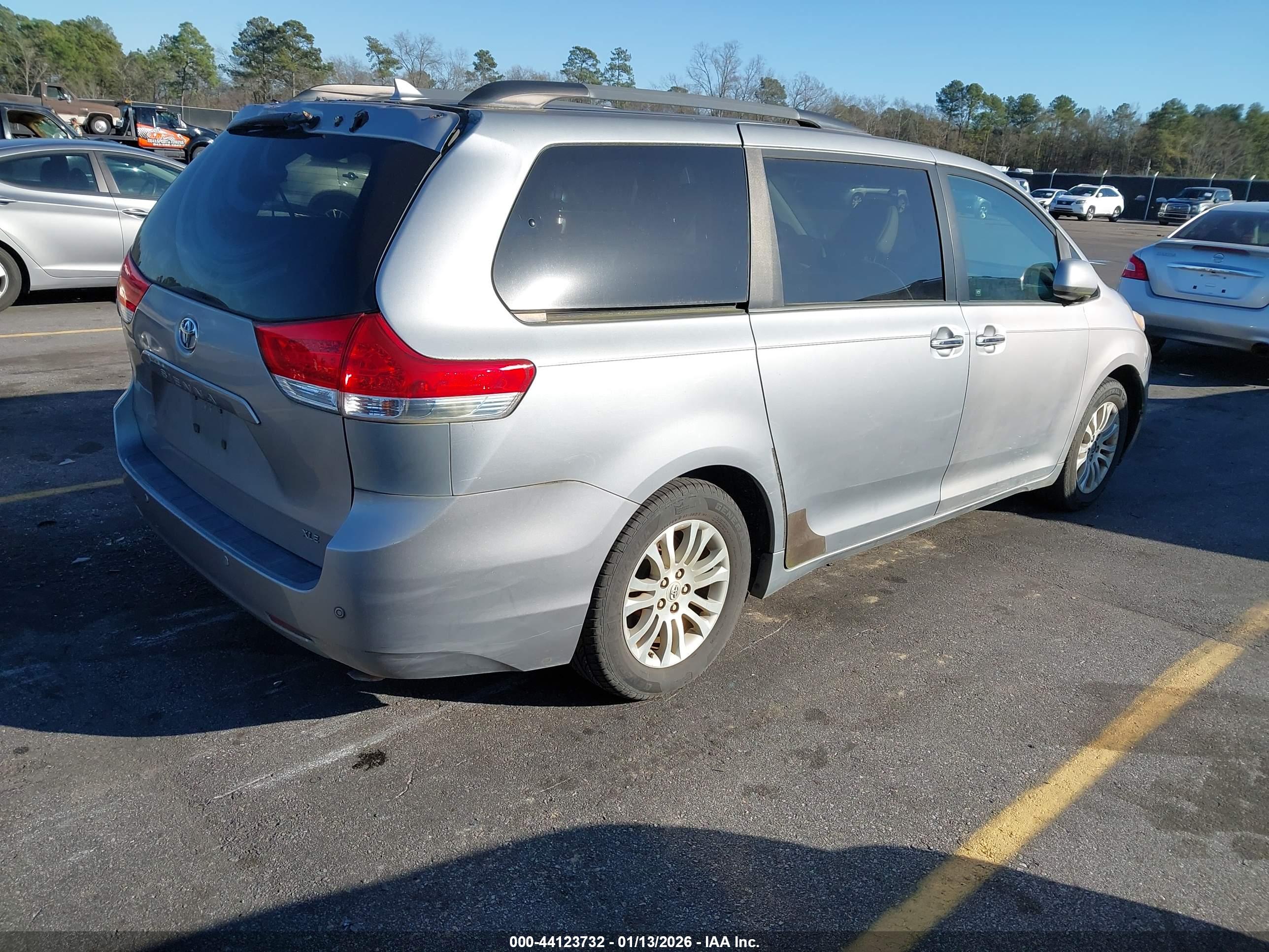 TOYOTA SIENNA image 4
