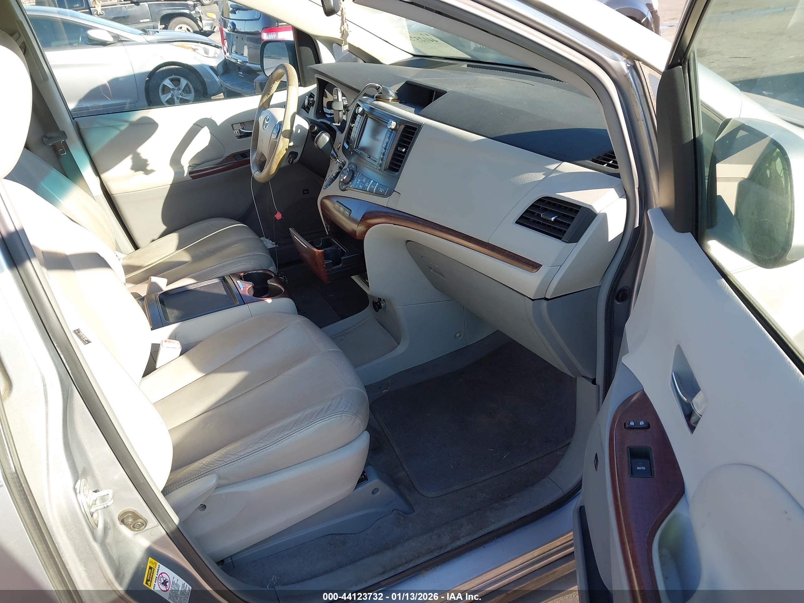 TOYOTA SIENNA image 5