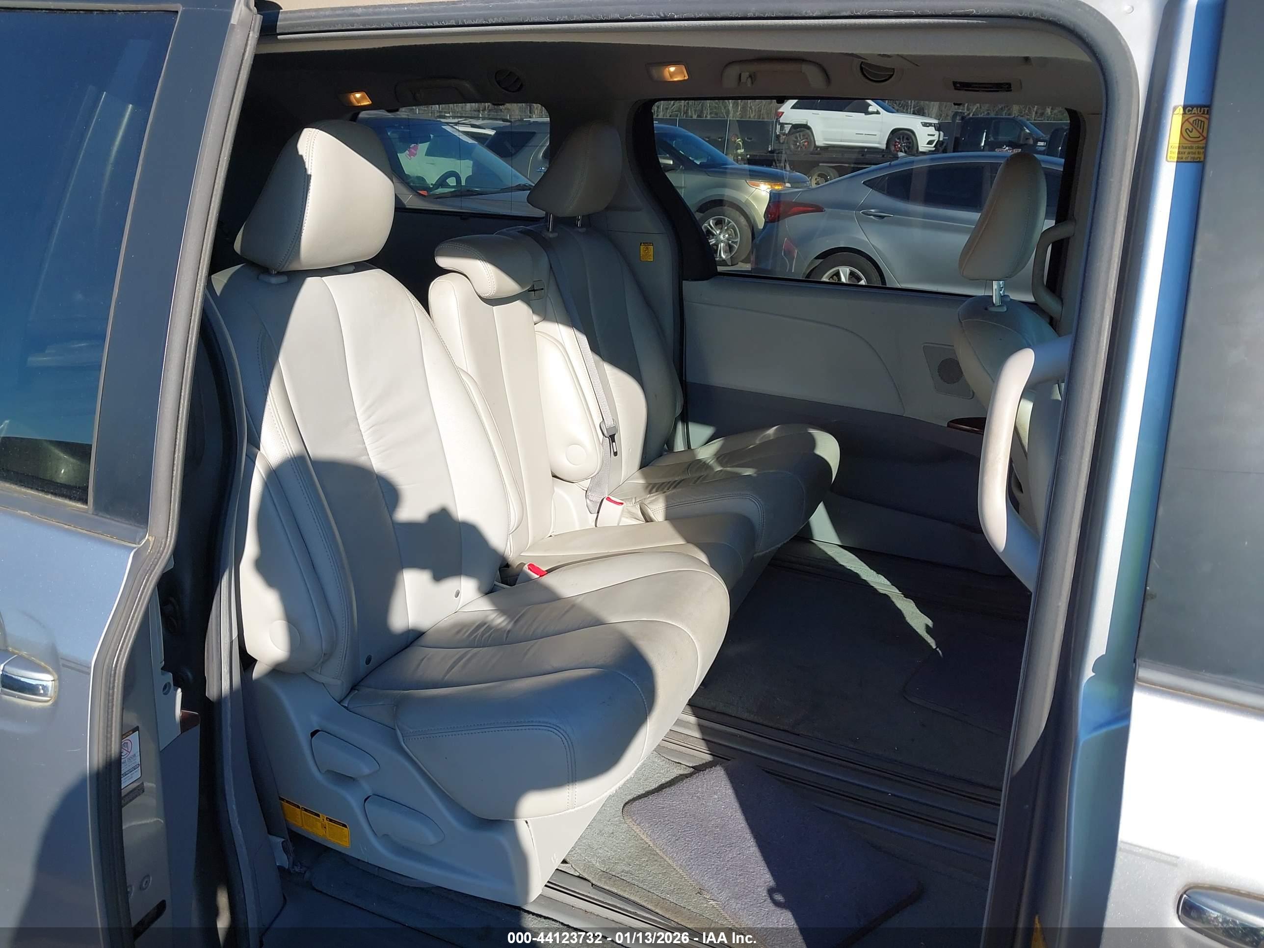 TOYOTA SIENNA image 8