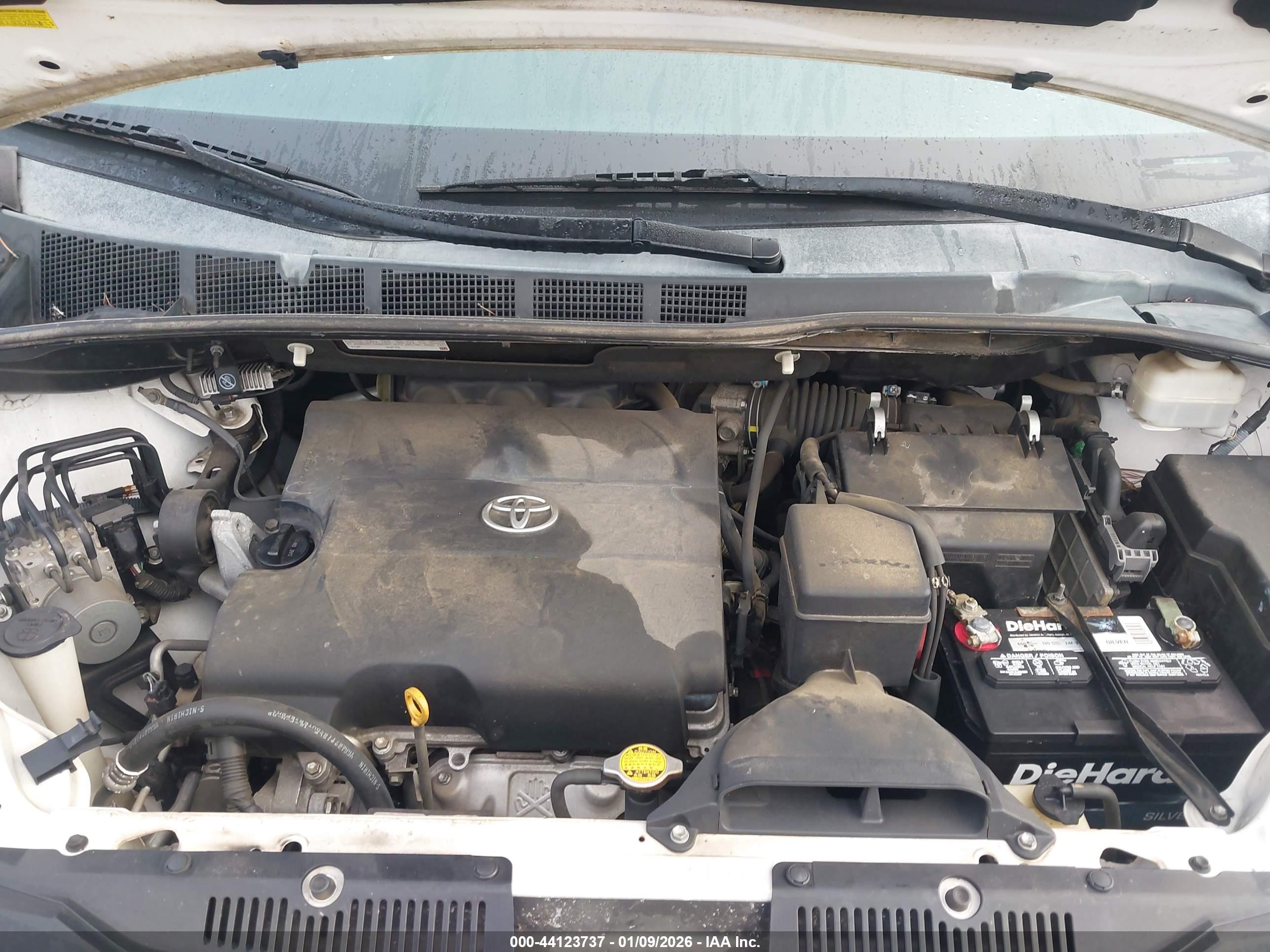TOYOTA SIENNA image 10