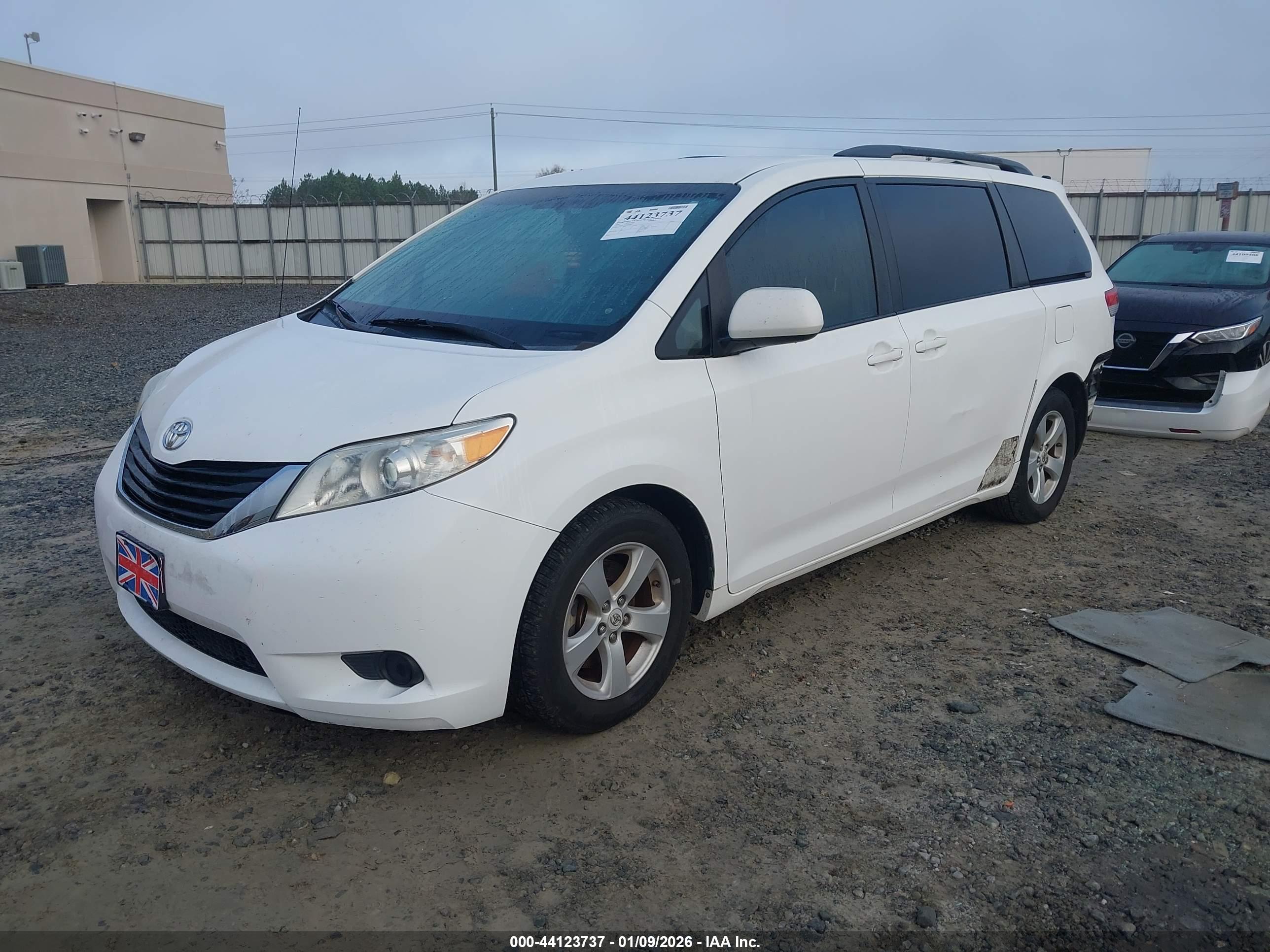 TOYOTA SIENNA image 2