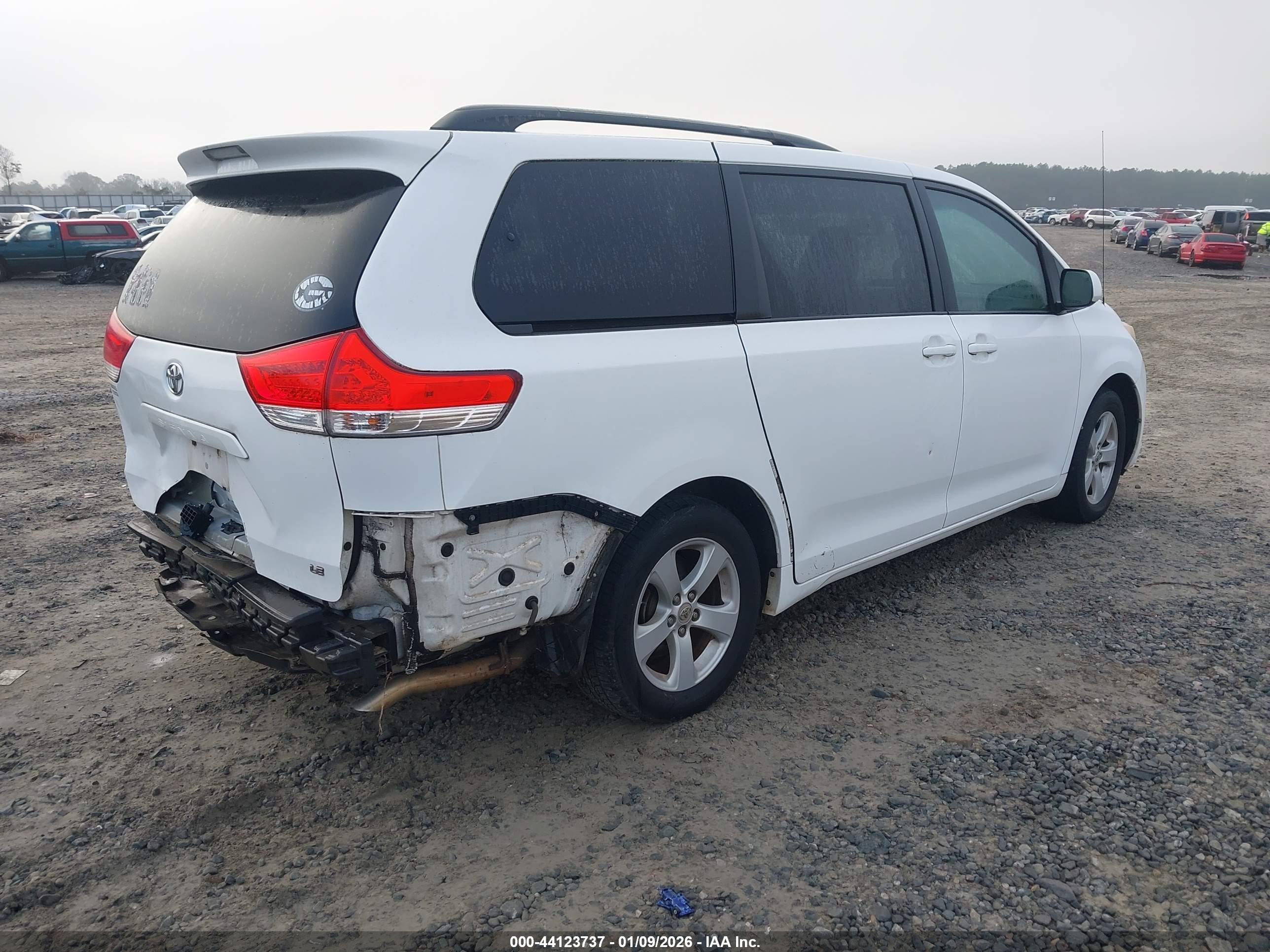 TOYOTA SIENNA image 4