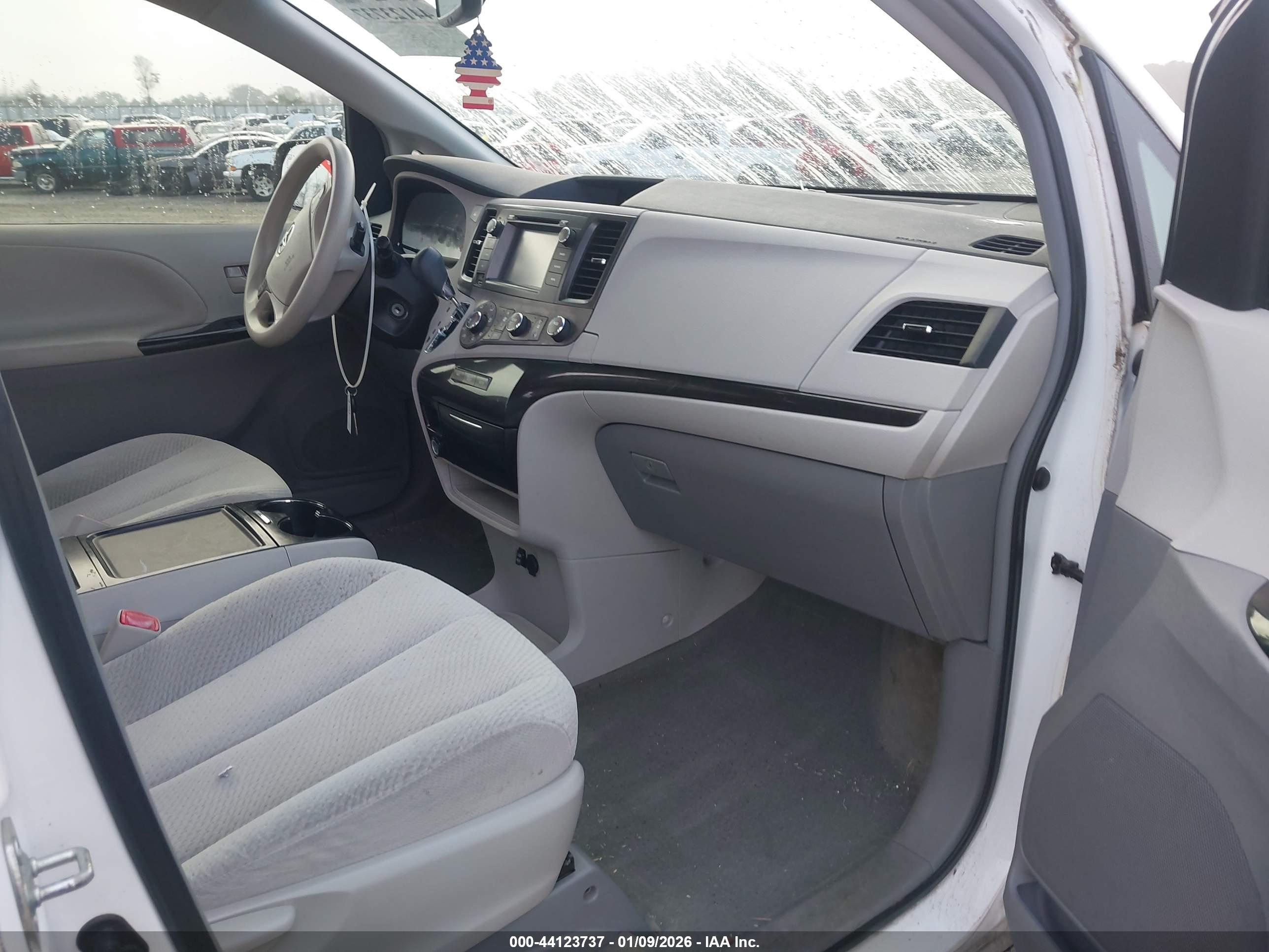 TOYOTA SIENNA image 5