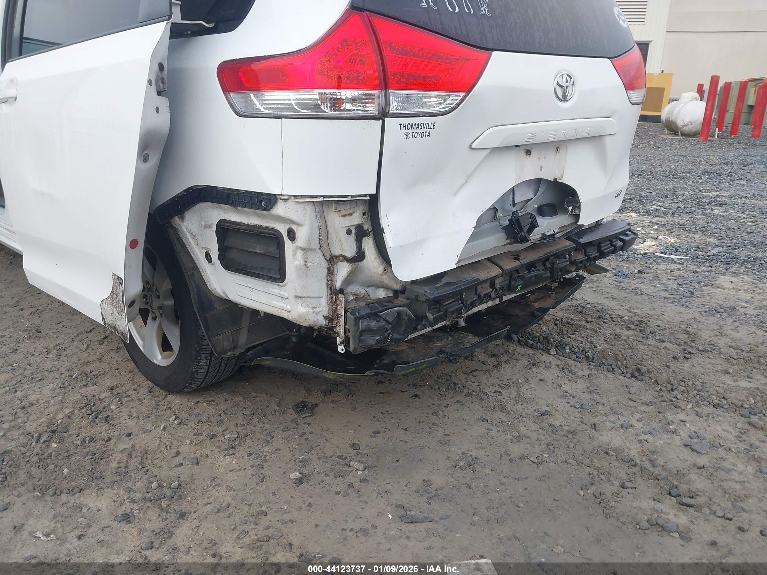 TOYOTA SIENNA image 6