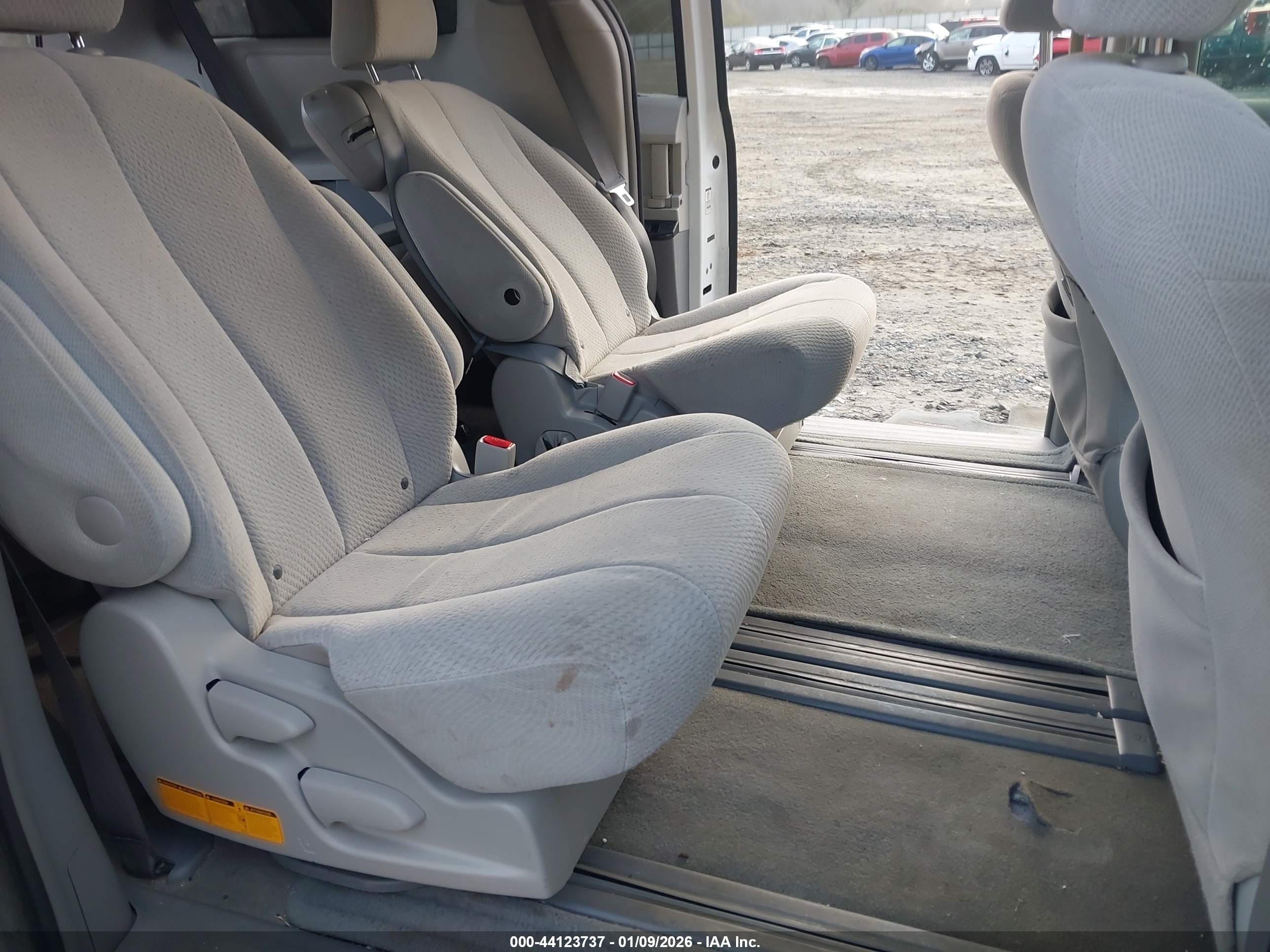 TOYOTA SIENNA image 8