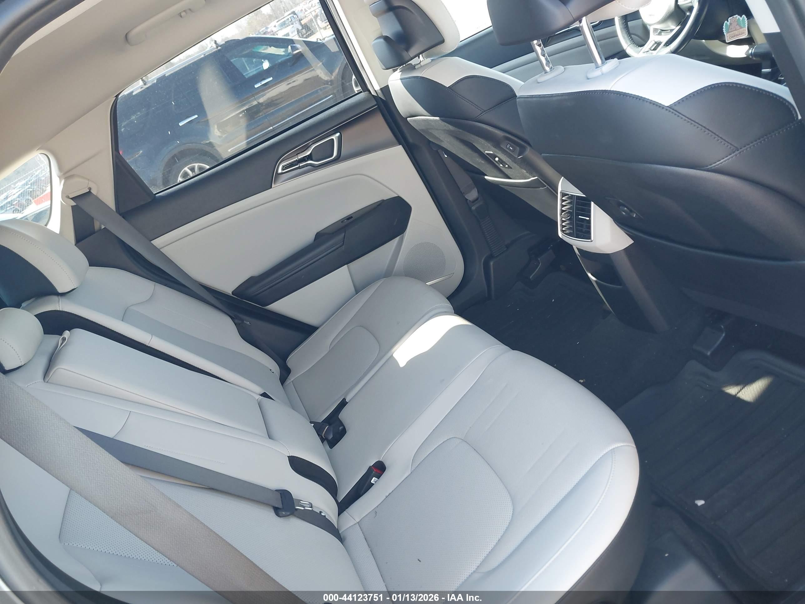 KIA SPORTAGE image 8