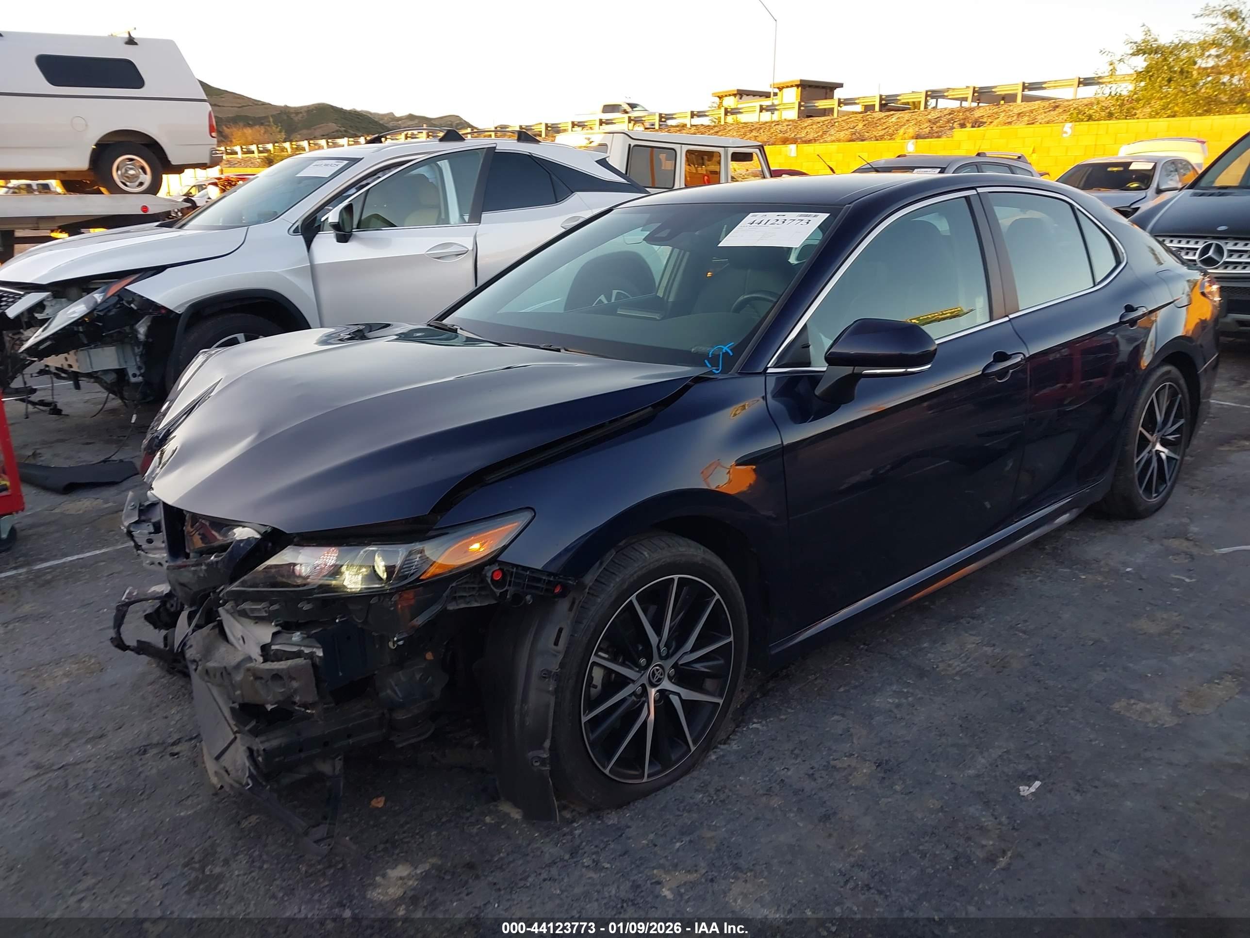 TOYOTA CAMRY image 2