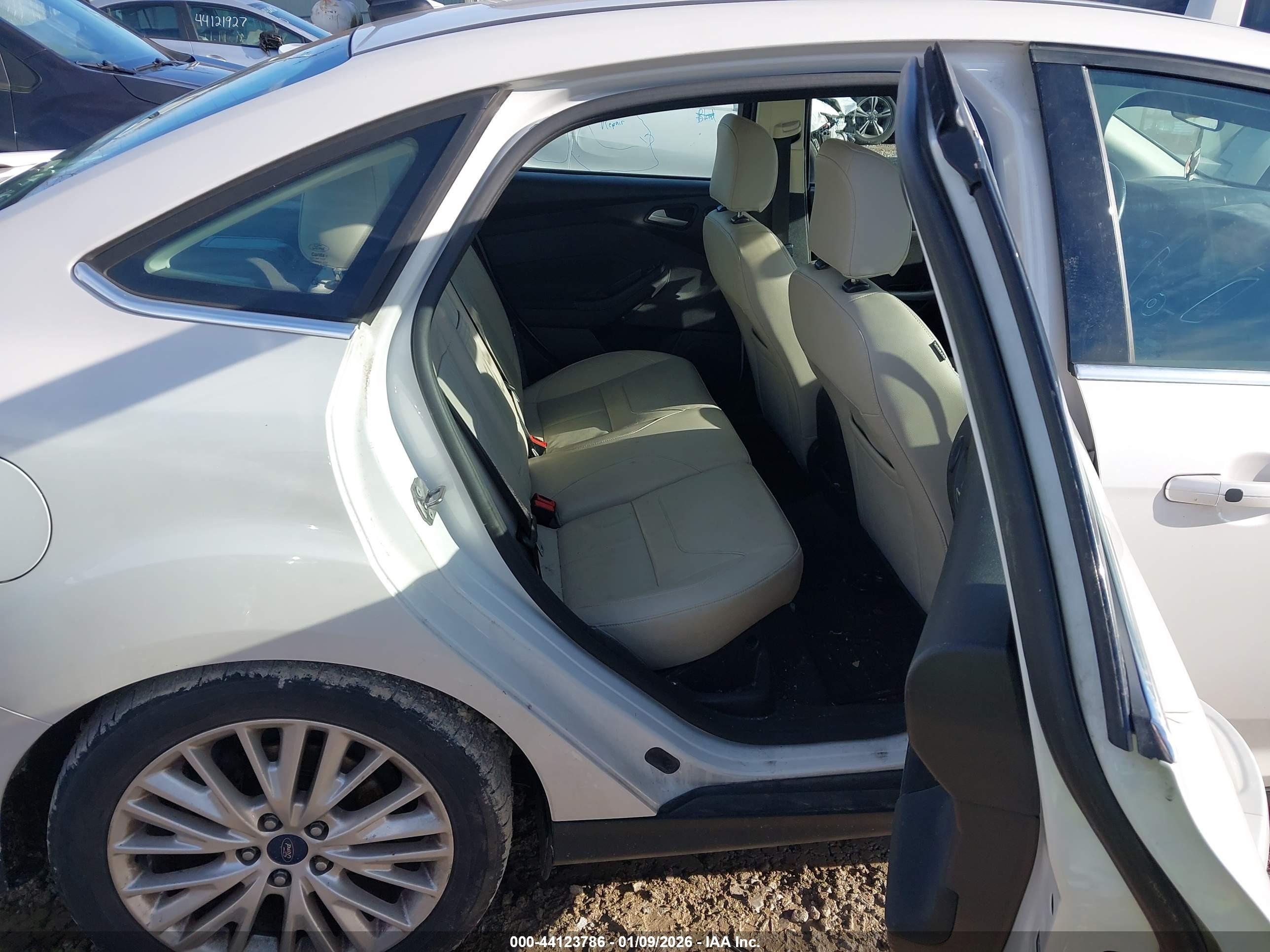 FORD FOCUS image 8