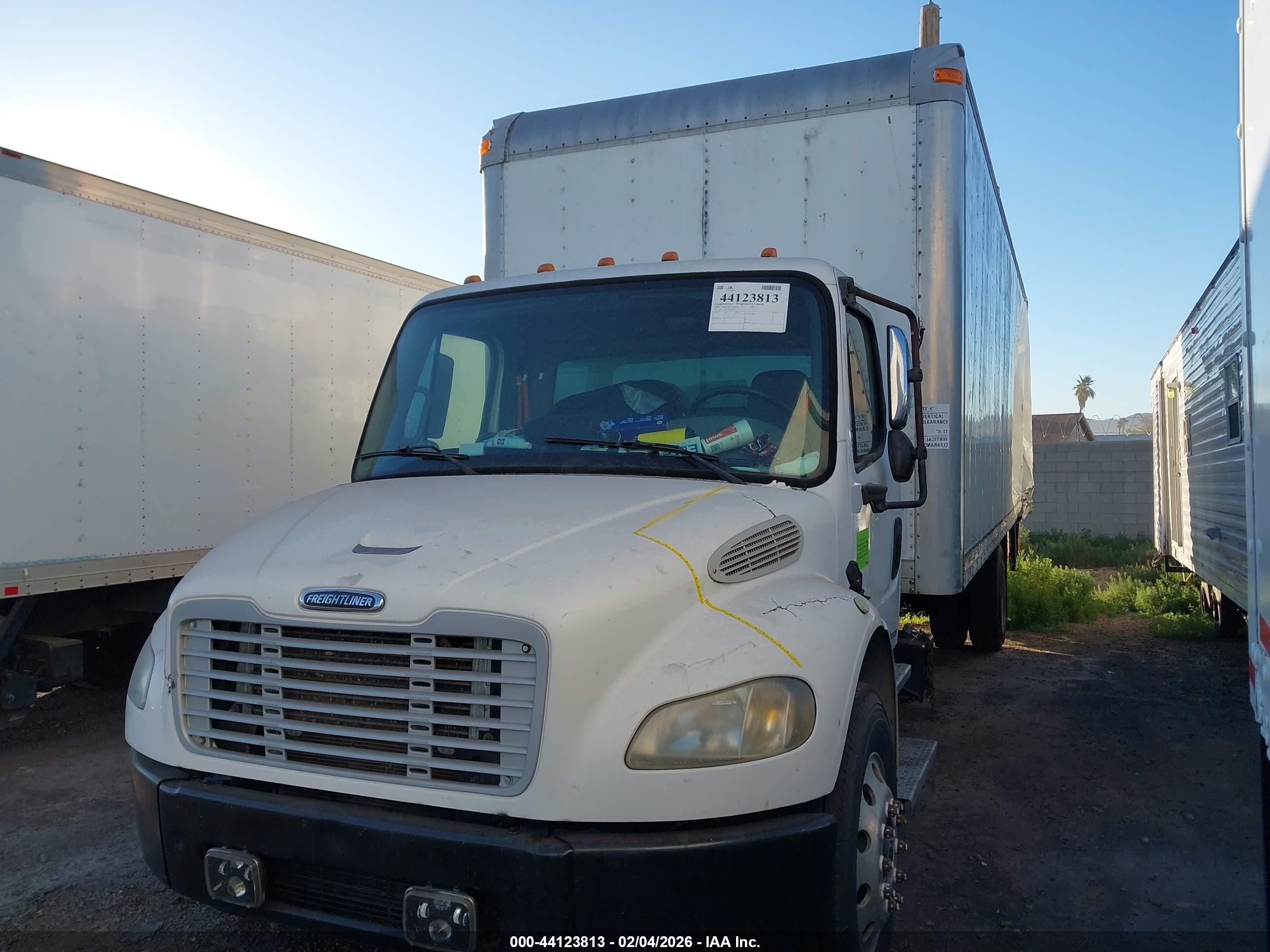 FREIGHTLINER M2 image 2