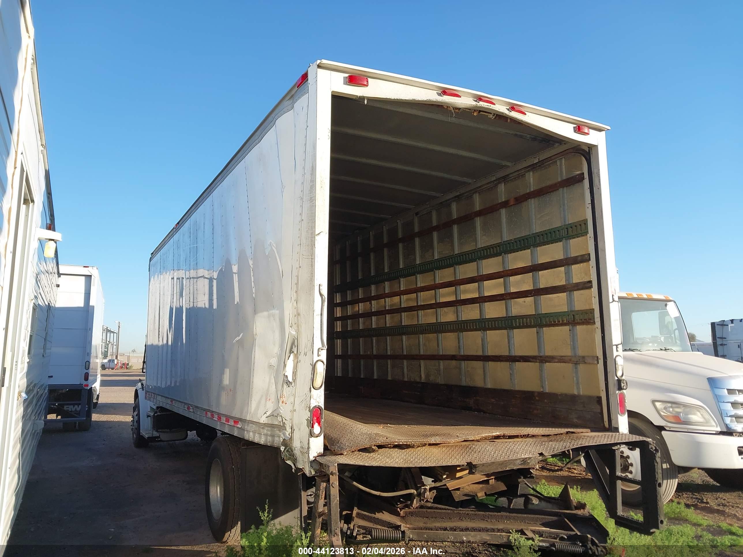 FREIGHTLINER M2 image 3