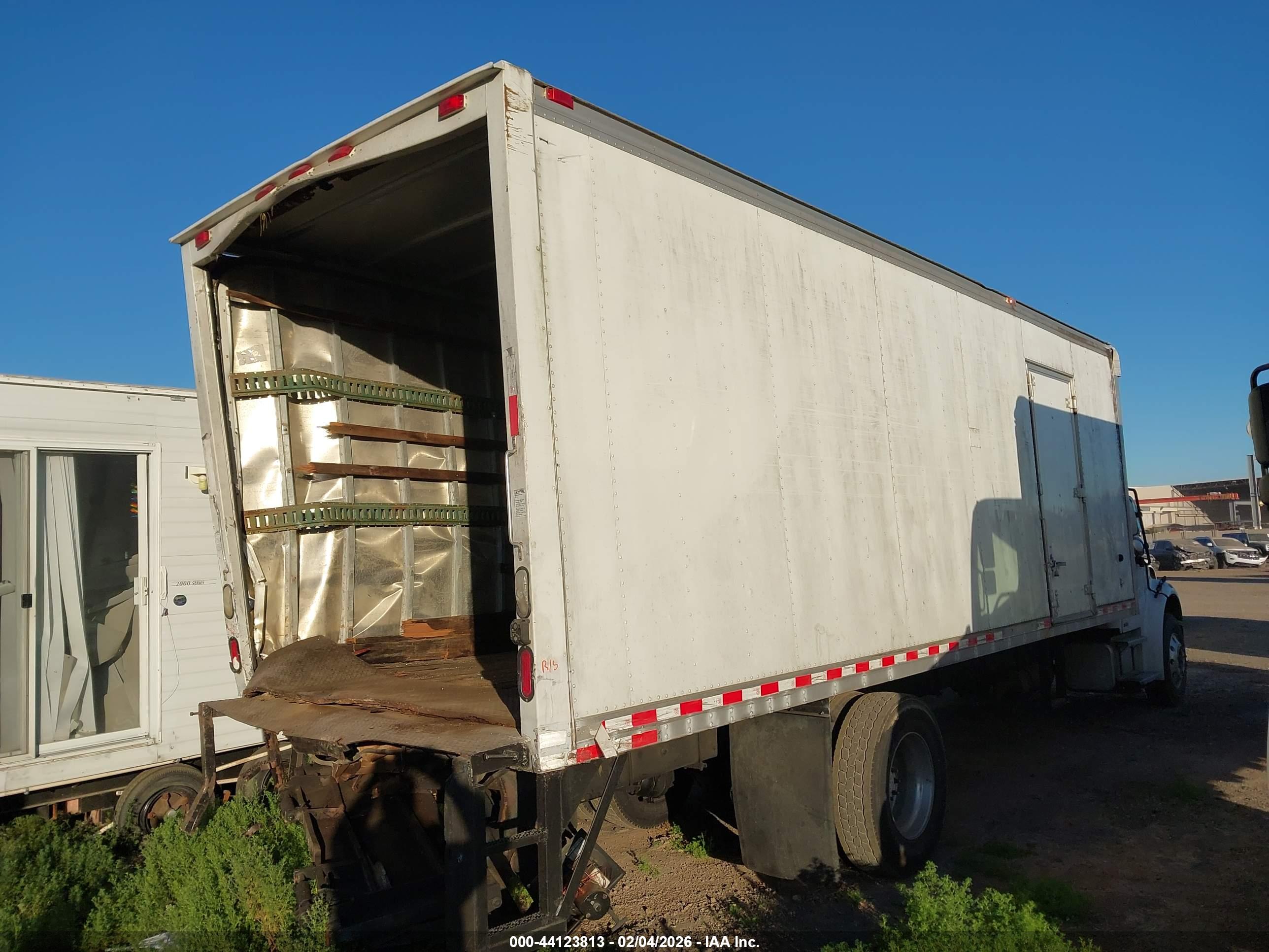 FREIGHTLINER M2 image 4