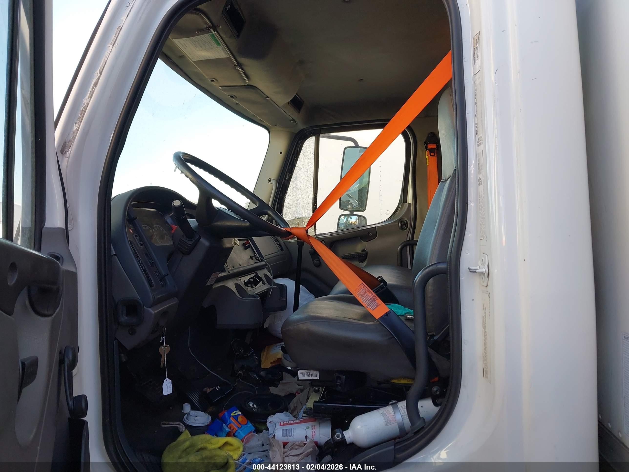 FREIGHTLINER M2 image 7