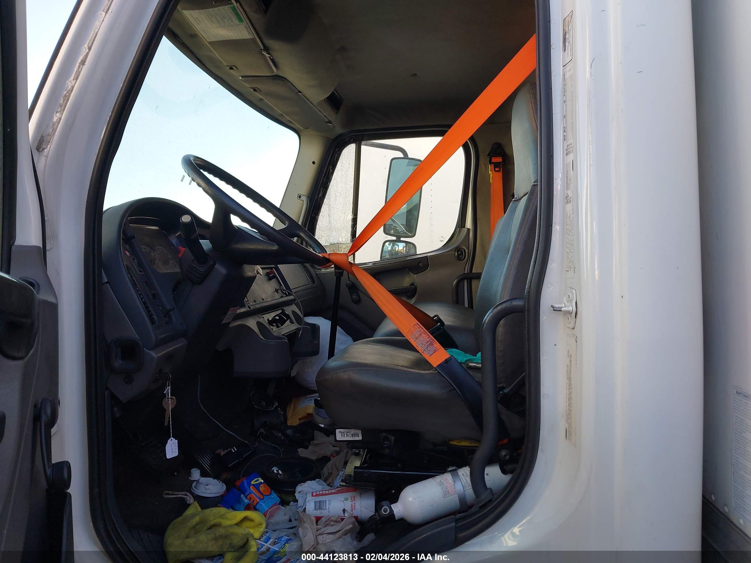 FREIGHTLINER M2 image 8