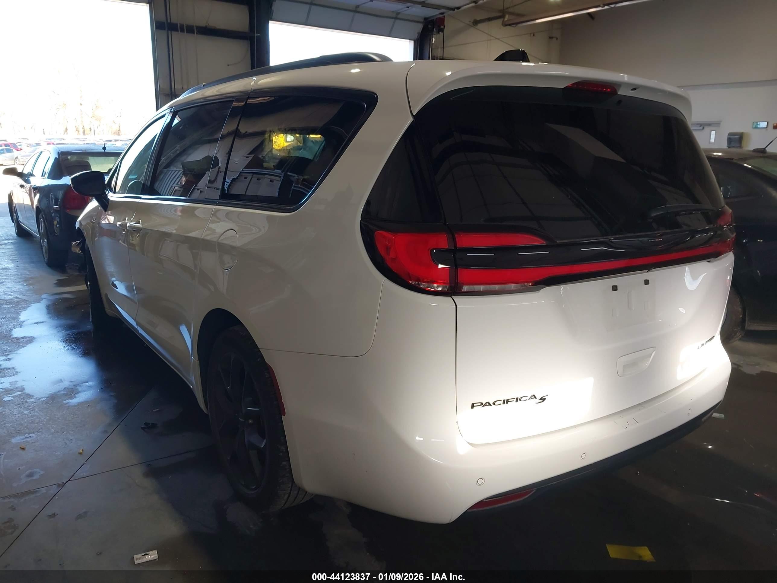 CHRYSLER PACIFICA image 3