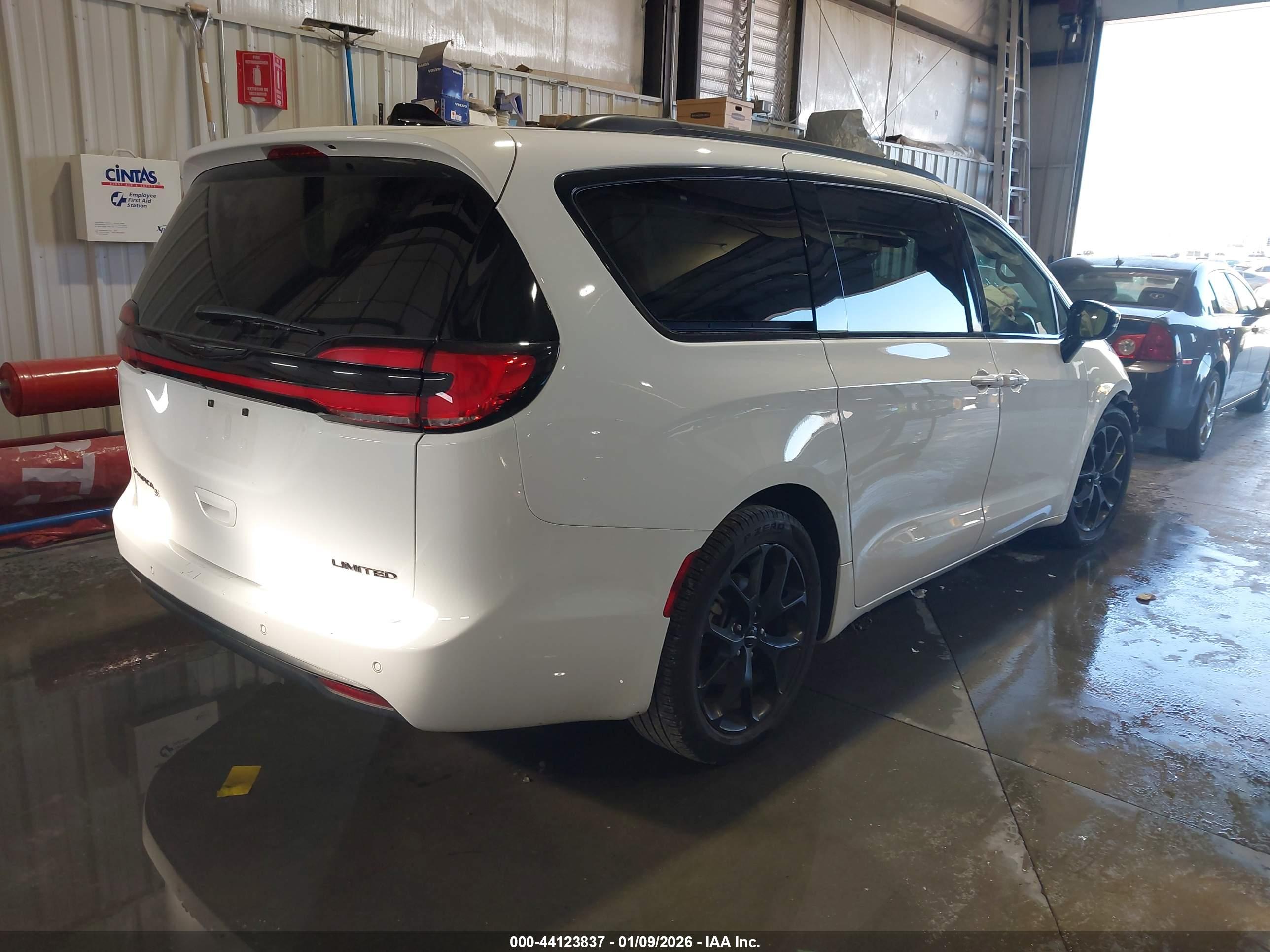 CHRYSLER PACIFICA image 4