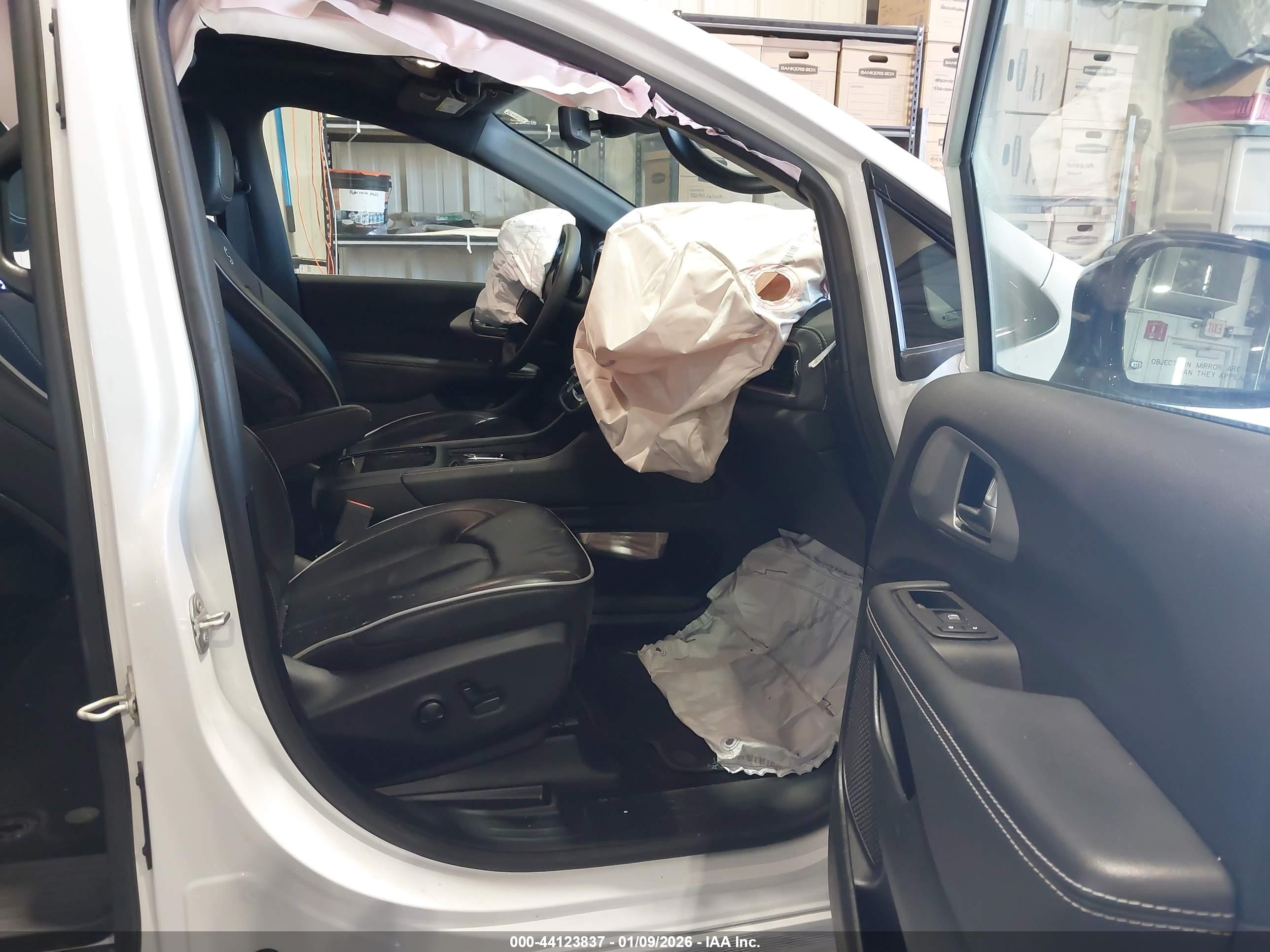 CHRYSLER PACIFICA image 5