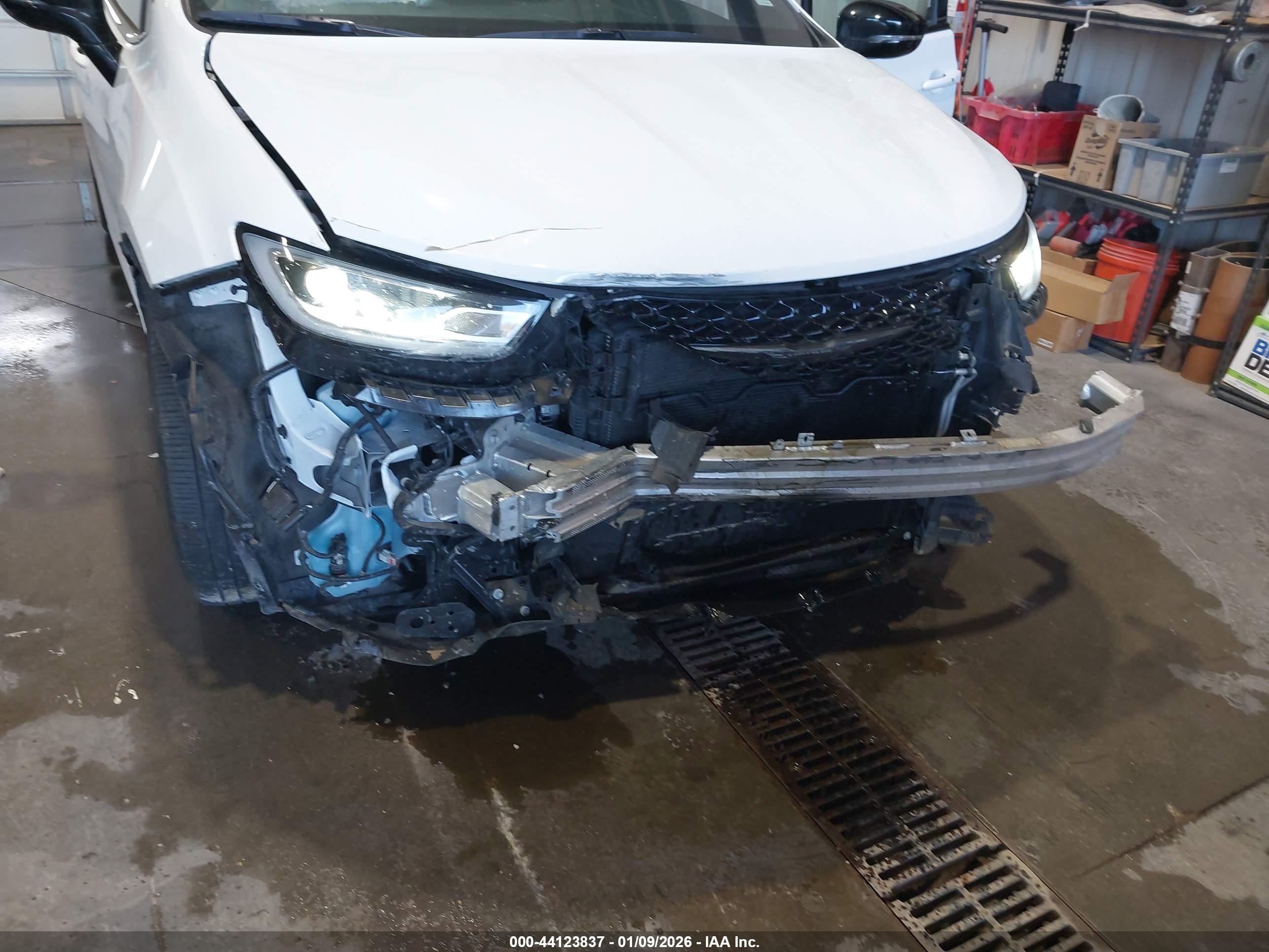 CHRYSLER PACIFICA image 6