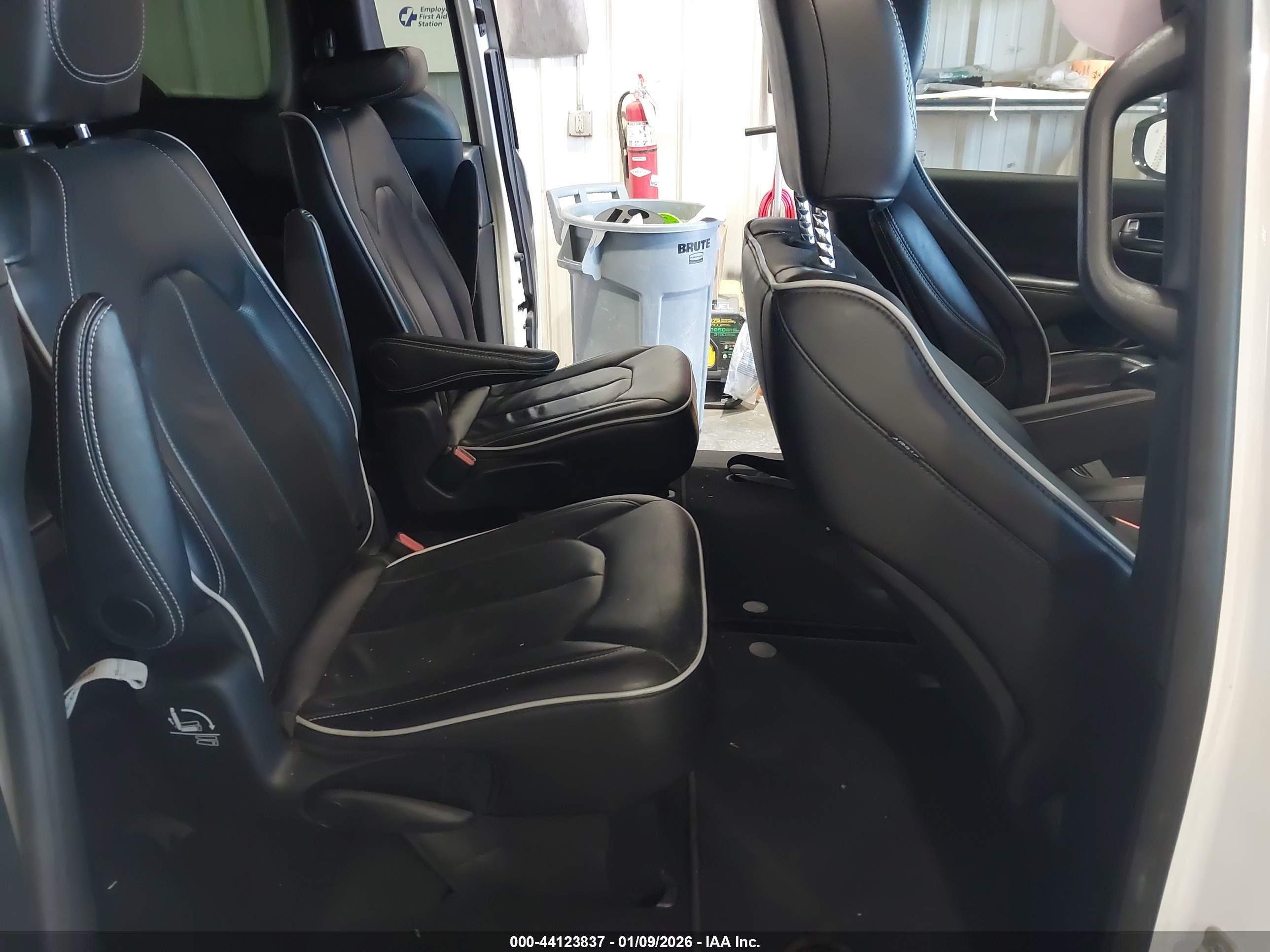CHRYSLER PACIFICA image 8