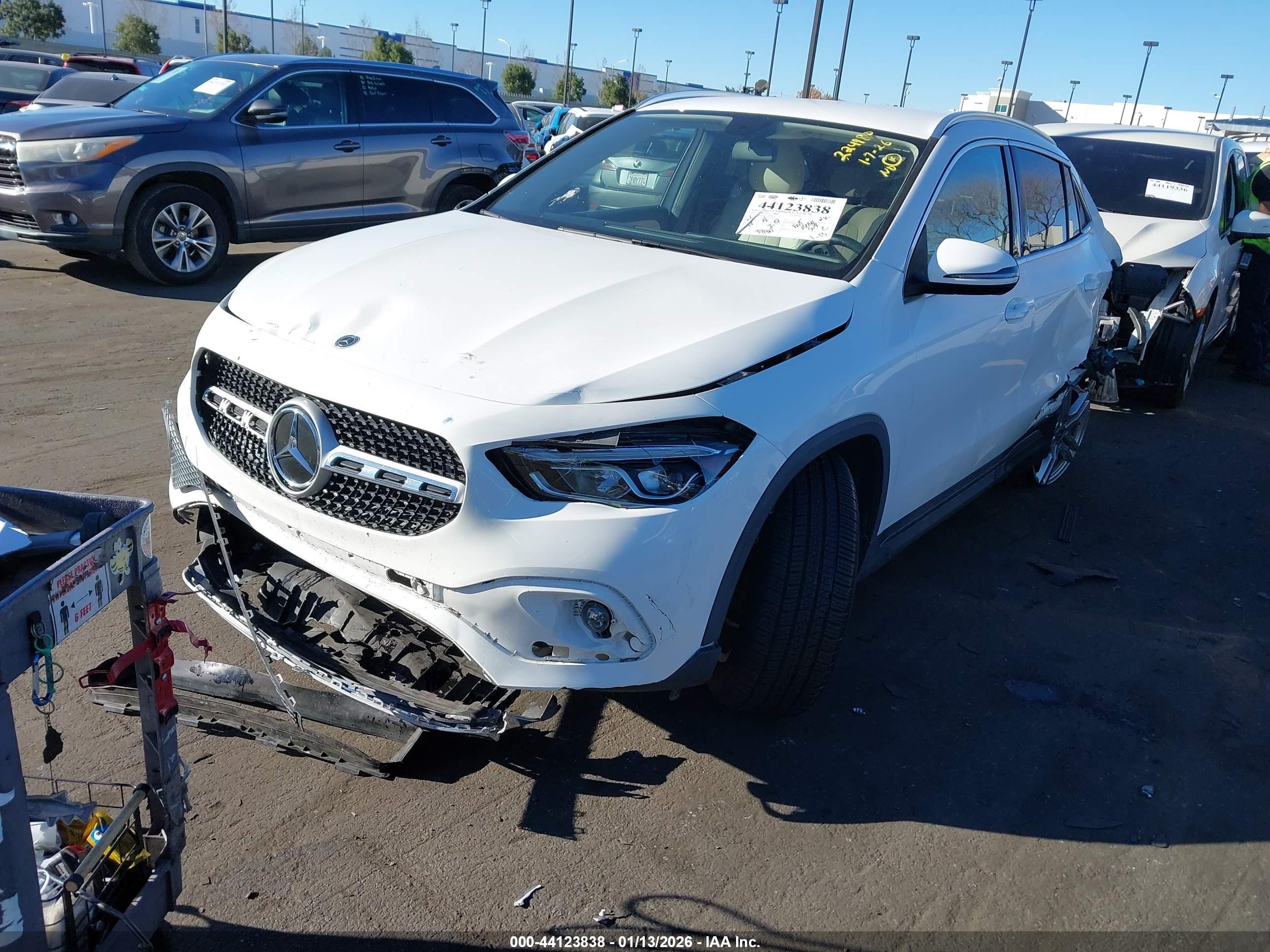MERCEDES-BENZ GLA image 2