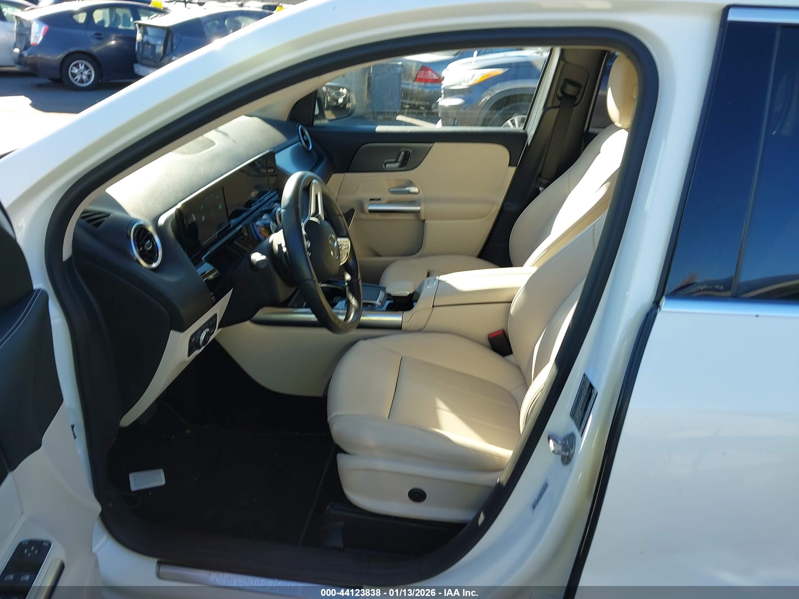 MERCEDES-BENZ GLA image 5