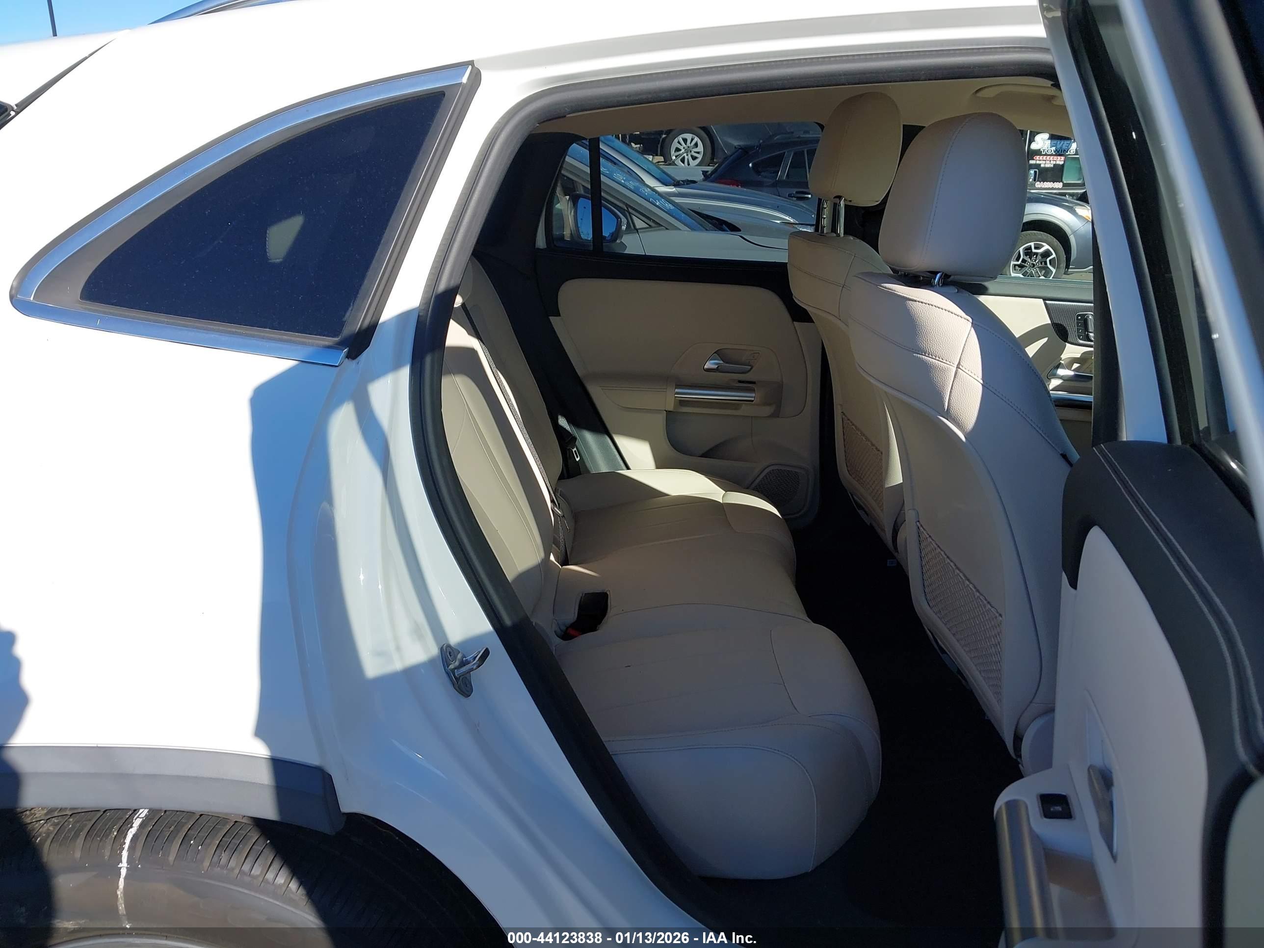 MERCEDES-BENZ GLA image 8