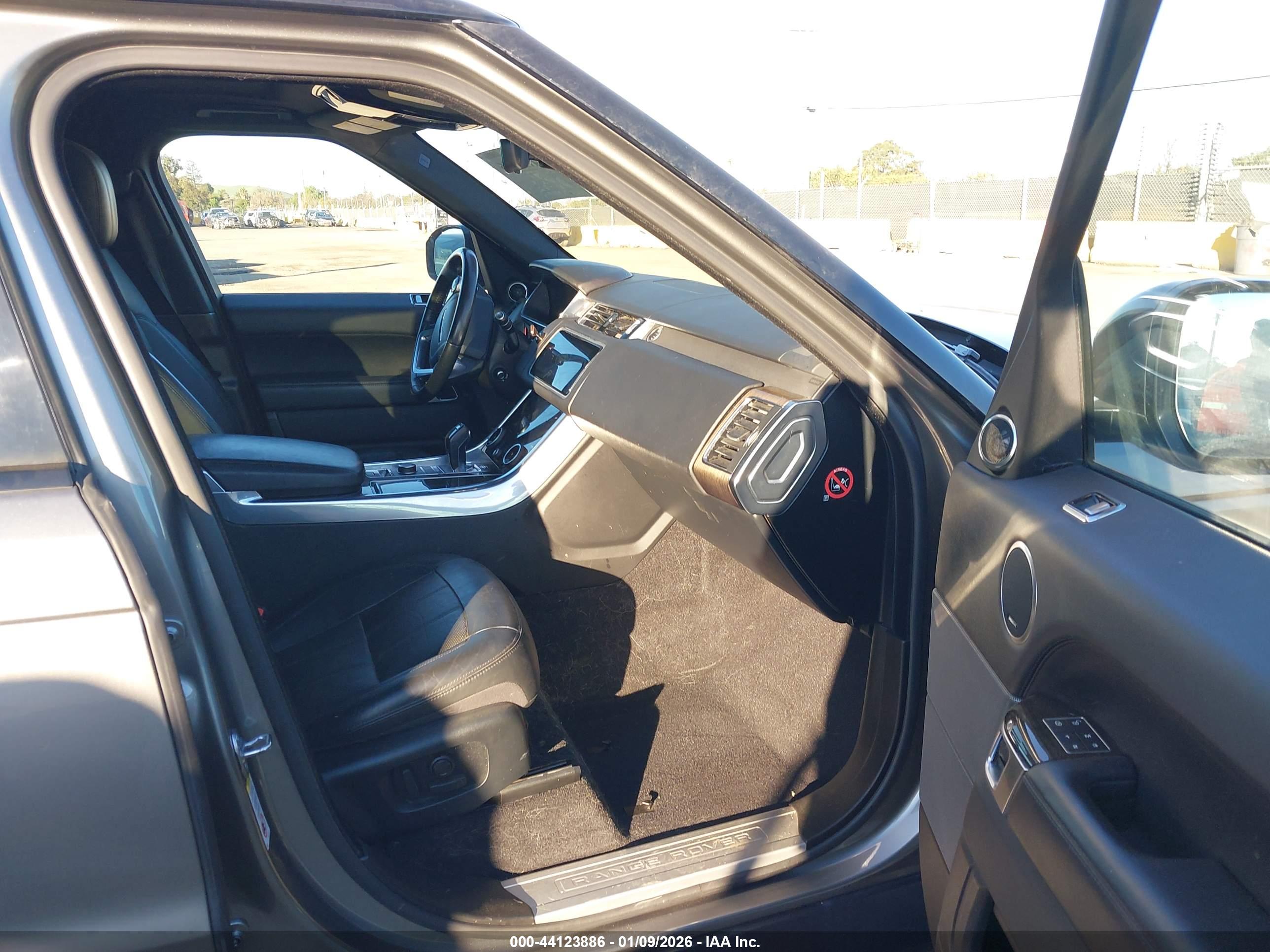 LAND ROVER image 5