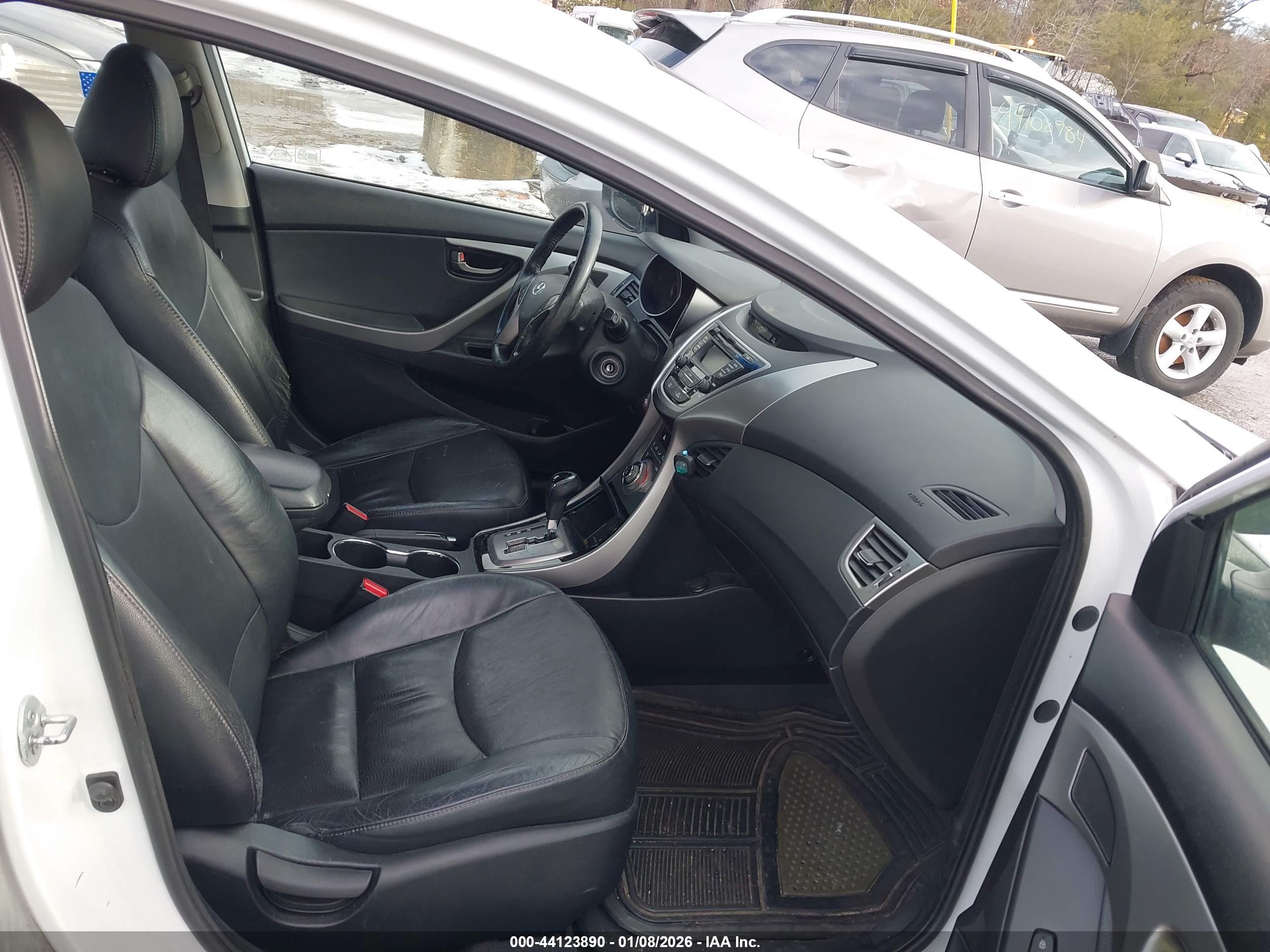 HYUNDAI ELANTRA image 5