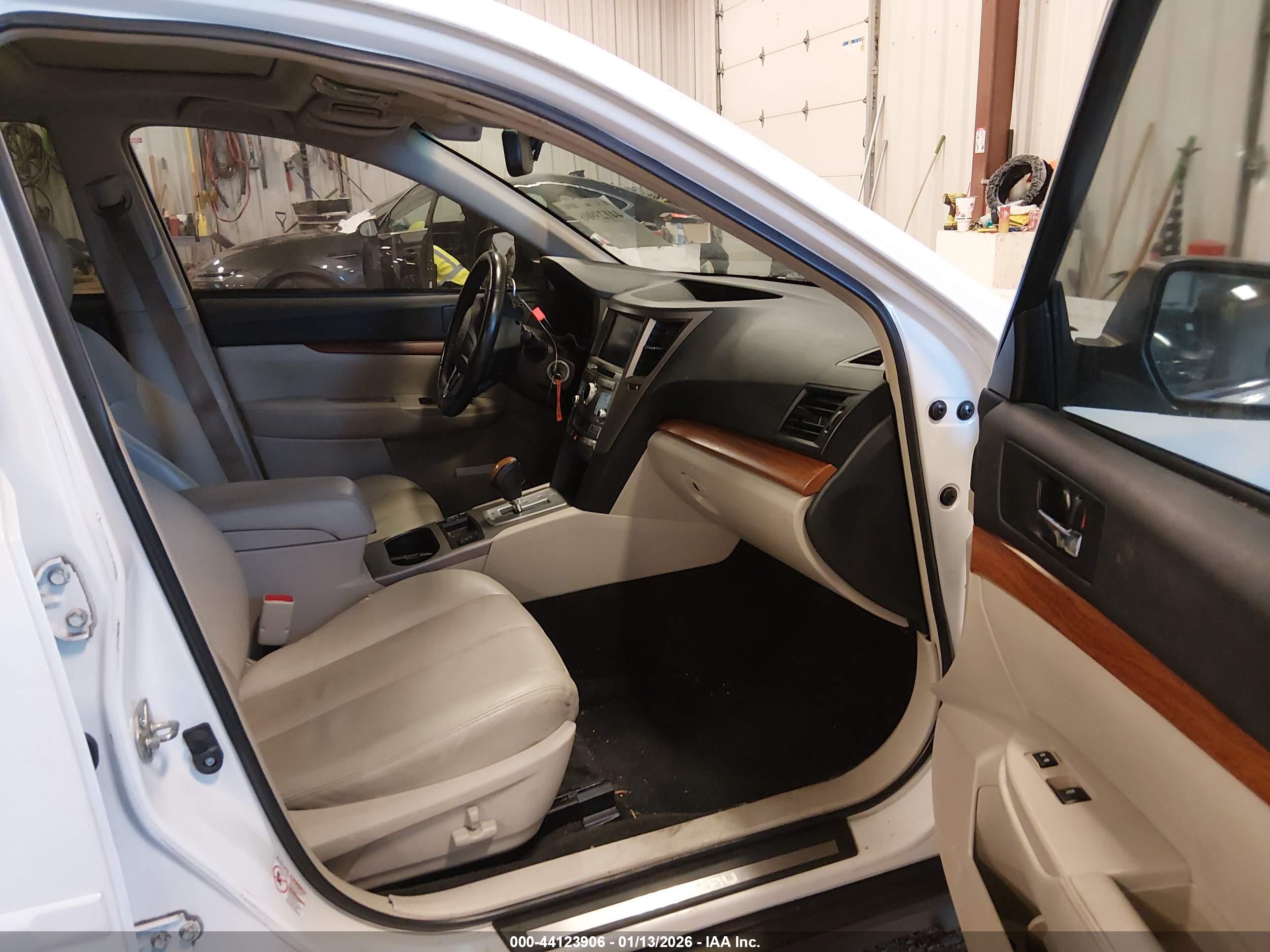 SUBARU OUTBACK image 5
