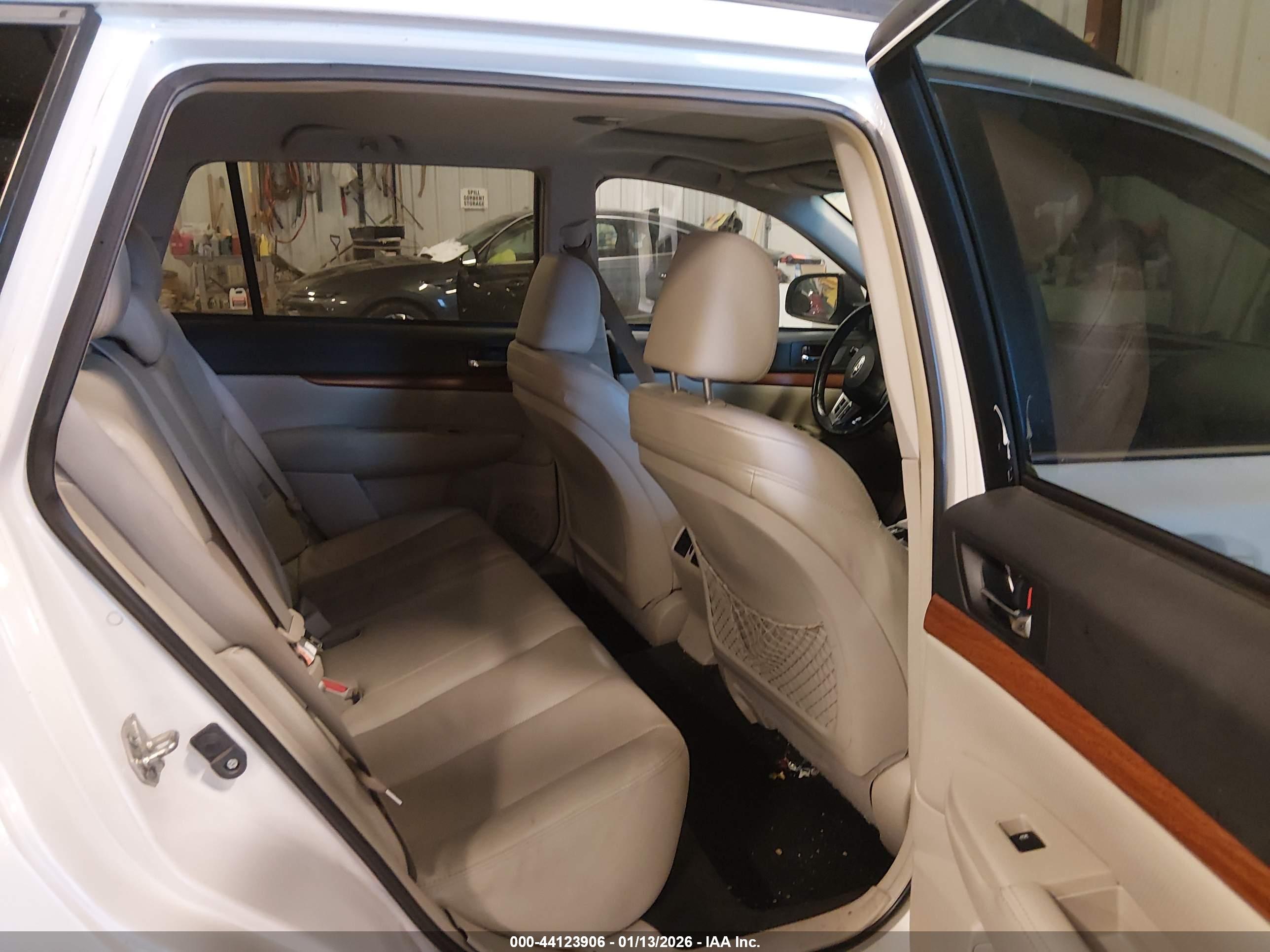 SUBARU OUTBACK image 8